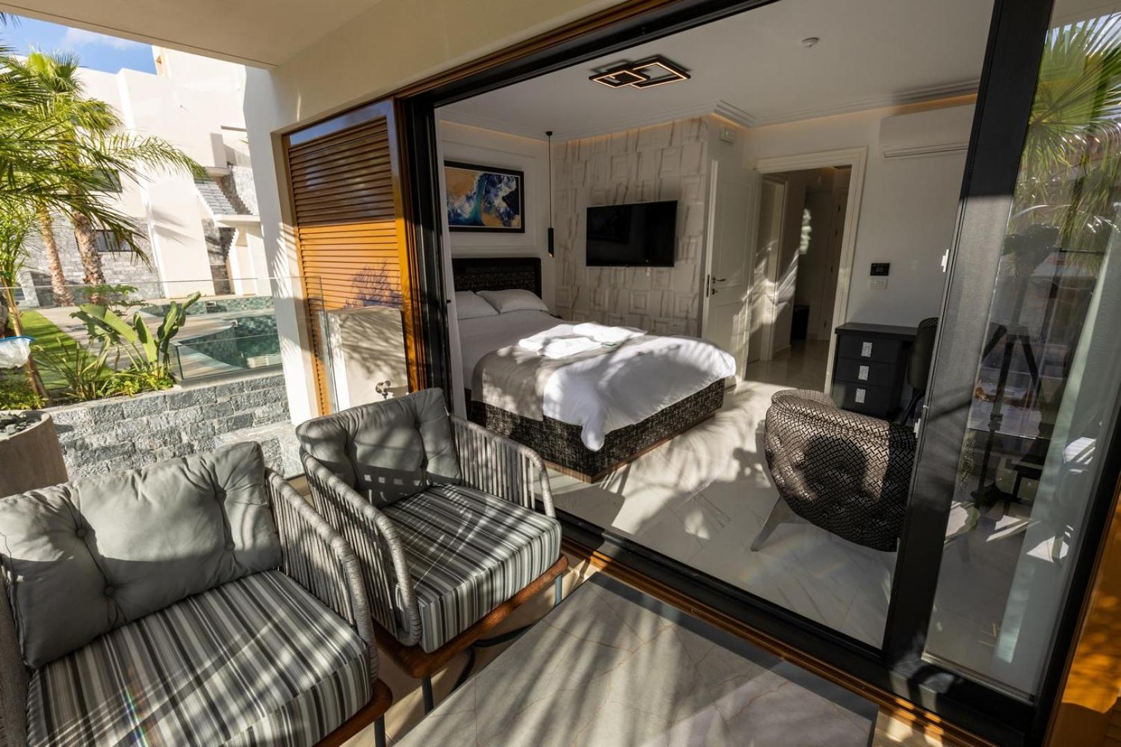 One-Bedroom Suite with Mountain or Pool View - Photo 2