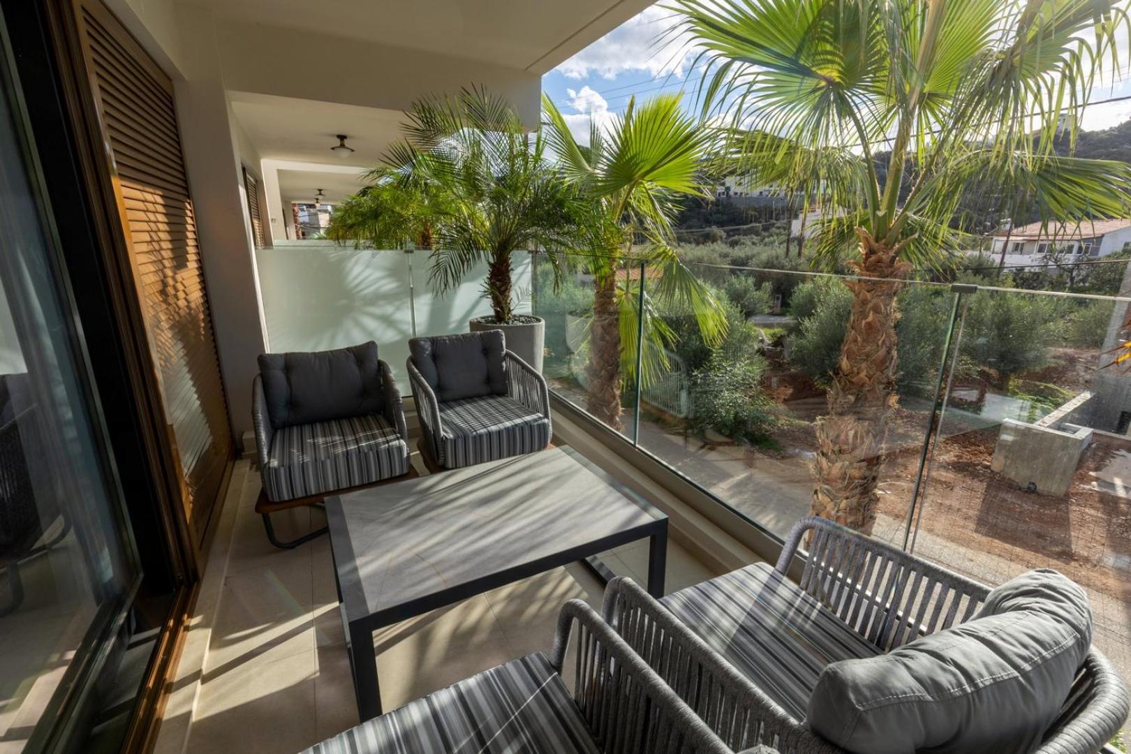 One-Bedroom Suite with Mountain or Pool View - Photo 4