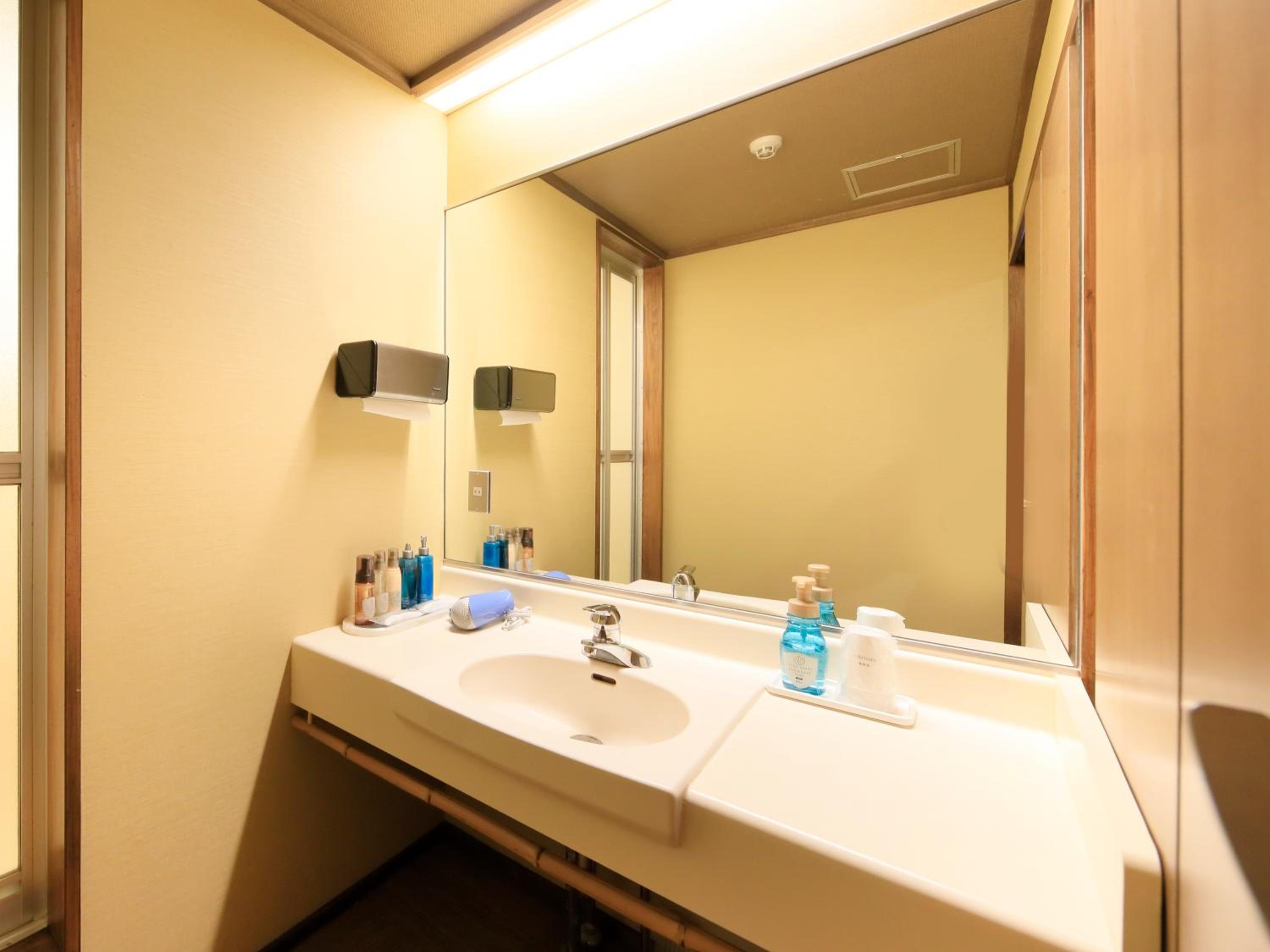 Japanese-Style Room (12.5 tatami) with Private Bathroom and Toilet - Non-Smoking - Photo 2