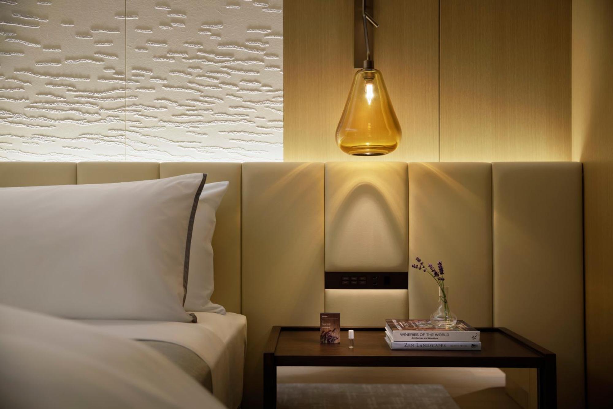 Deluxe King Room with City View photo 2