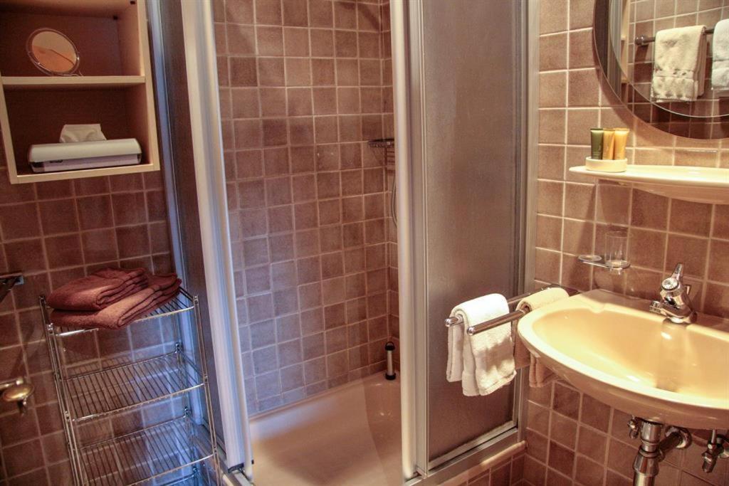 One-Bedroom Apartment with Shower photo 2