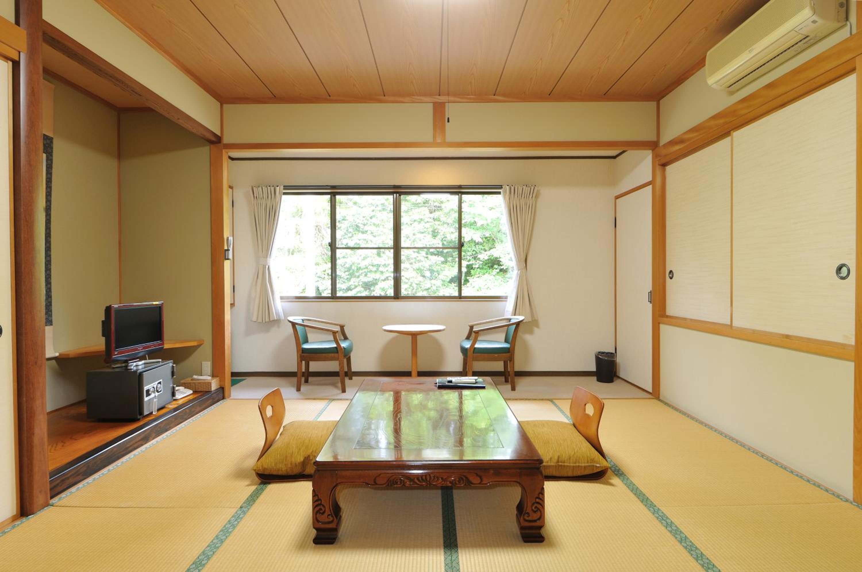 Japanese-Style Quadruple Room with Private Toilet photo 2