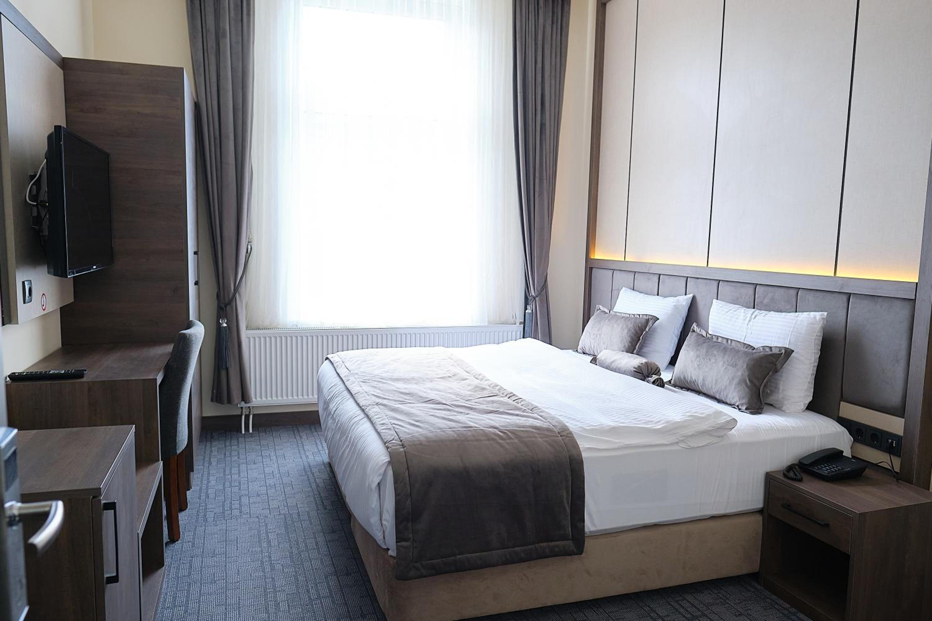 Deluxe Double Room with Bath photo 3