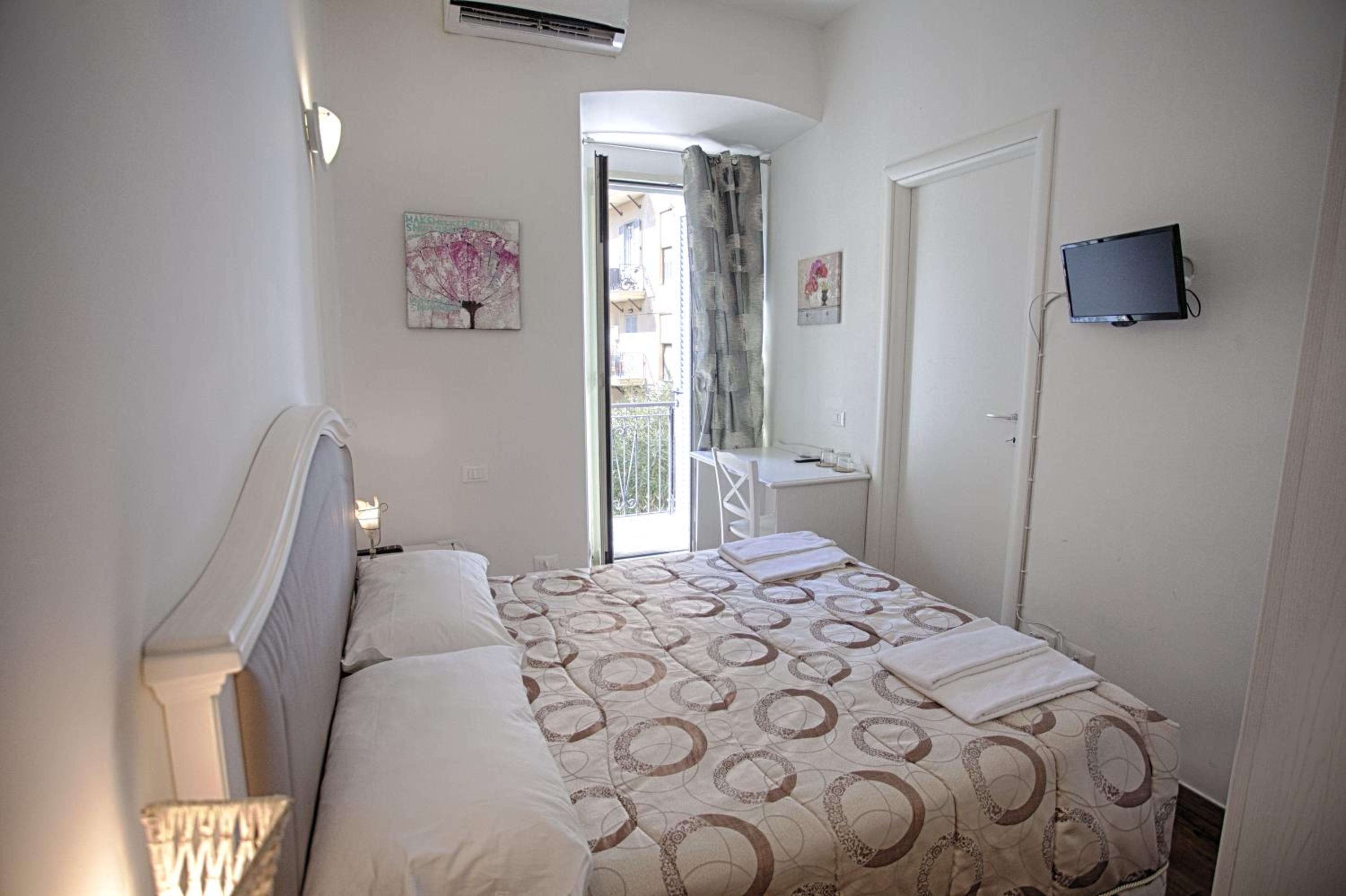 Economy Double Room with Balcony - Via Leone IV 38 photo 1