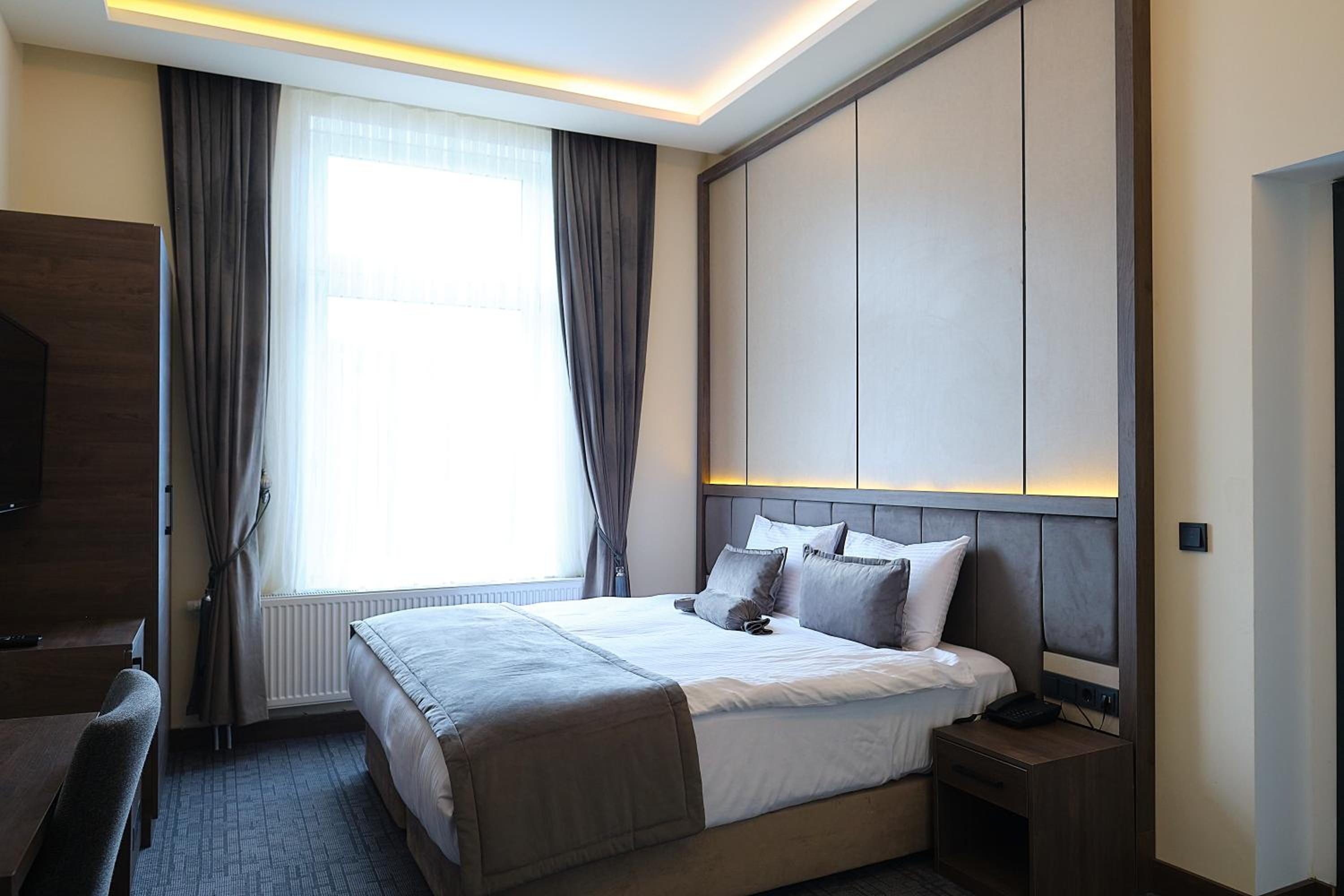 Deluxe Double Room with Bath photo 1