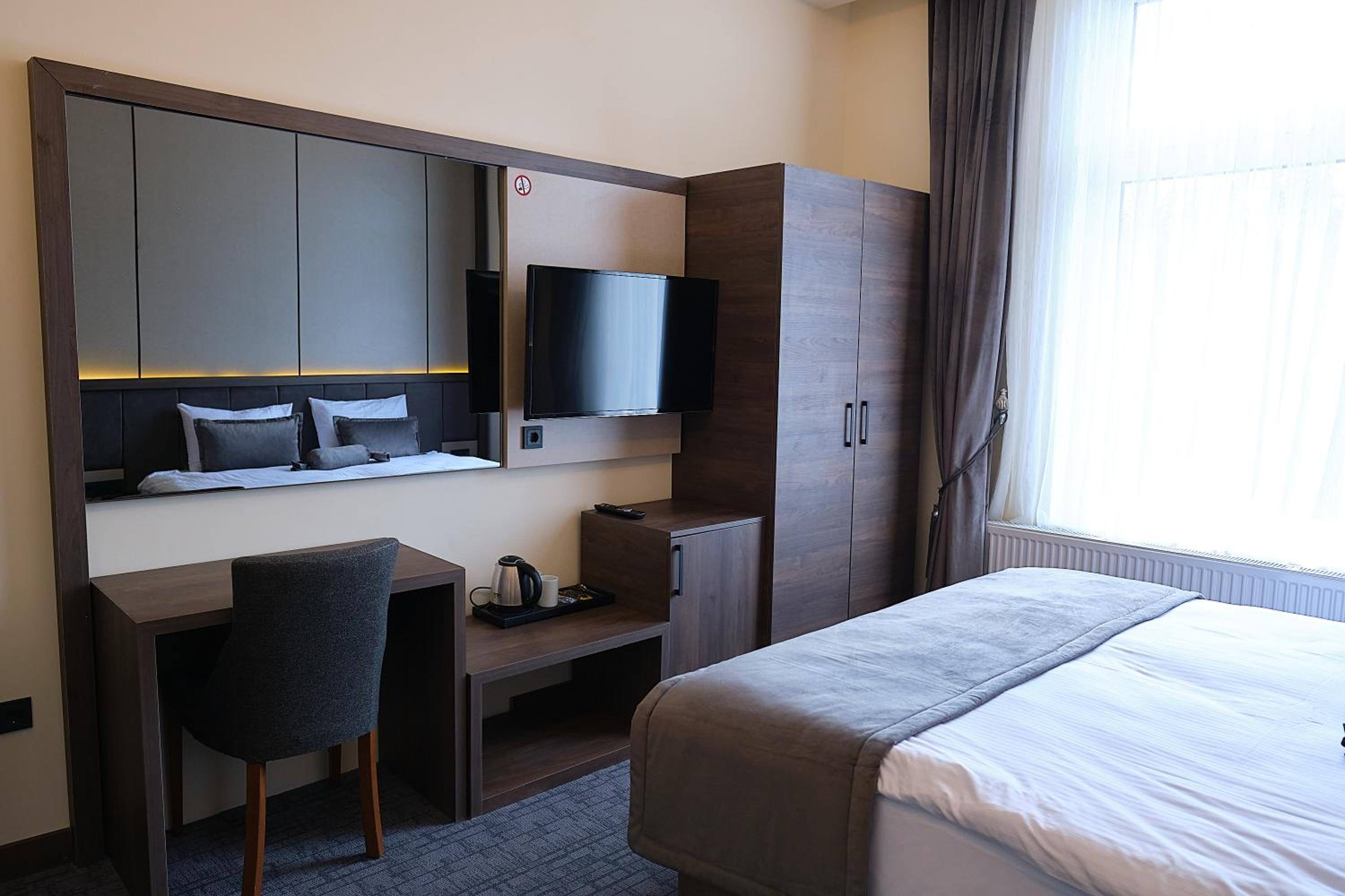 Deluxe Double Room with Bath photo 2