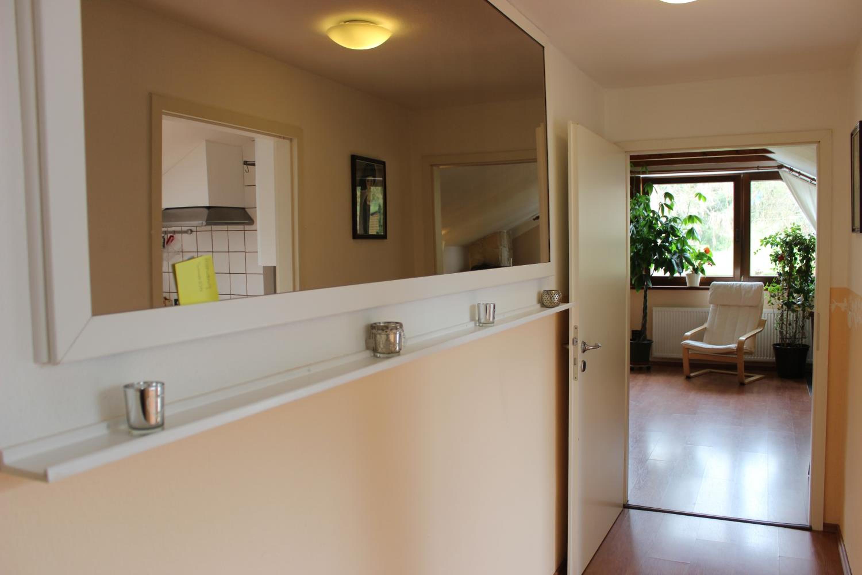 Wohnung mit Wohnzimmer, Schlafzimmer und Küche  photo 1