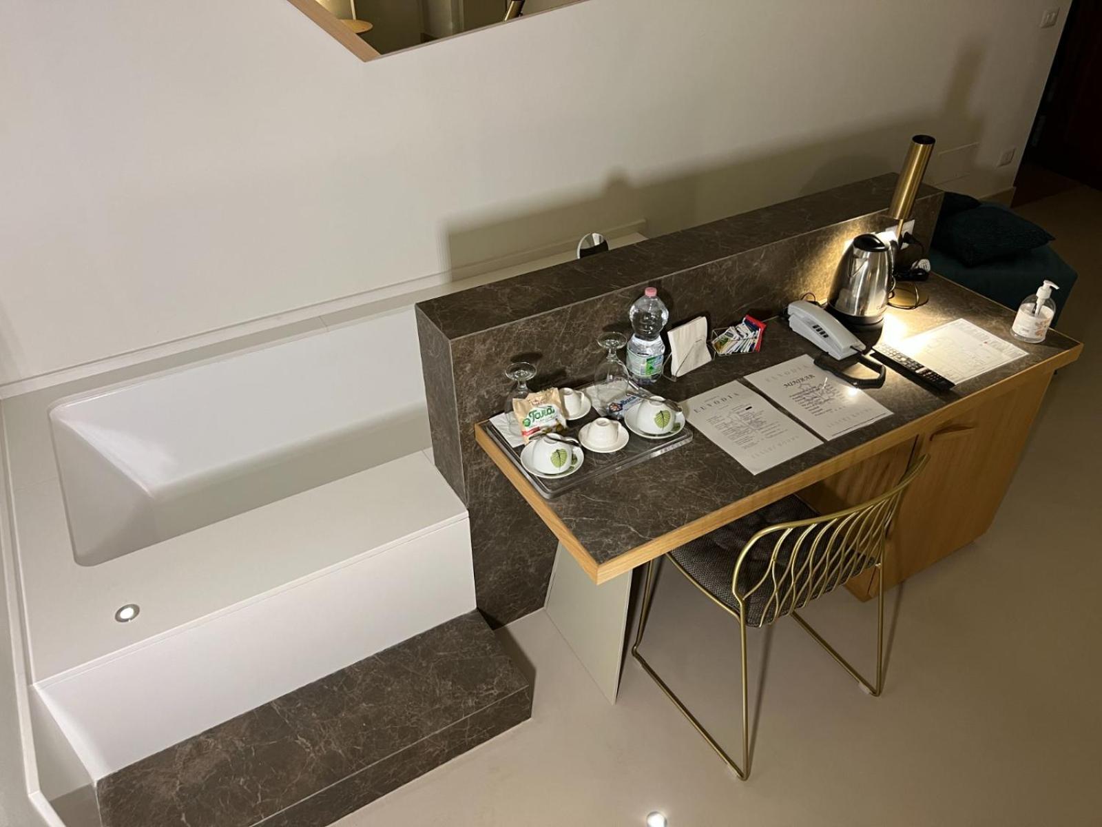 Suite with Tub - Photo 5