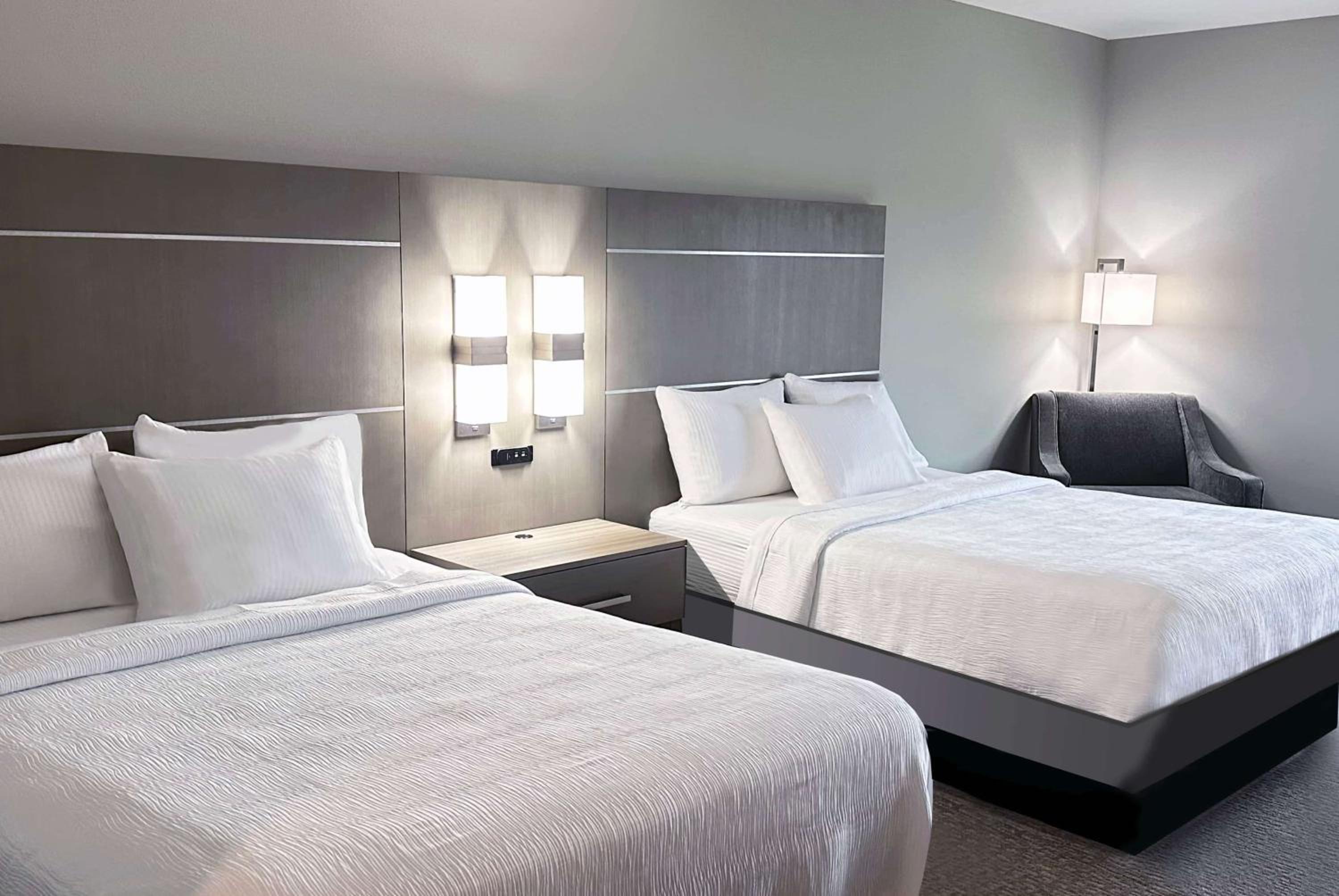 Queen Room with Two Queen Beds, Mobility Access and Bathtub with Grab Bars, Non-Smoking - Photo 2