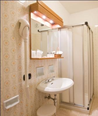Economy Double Room - Photo 2