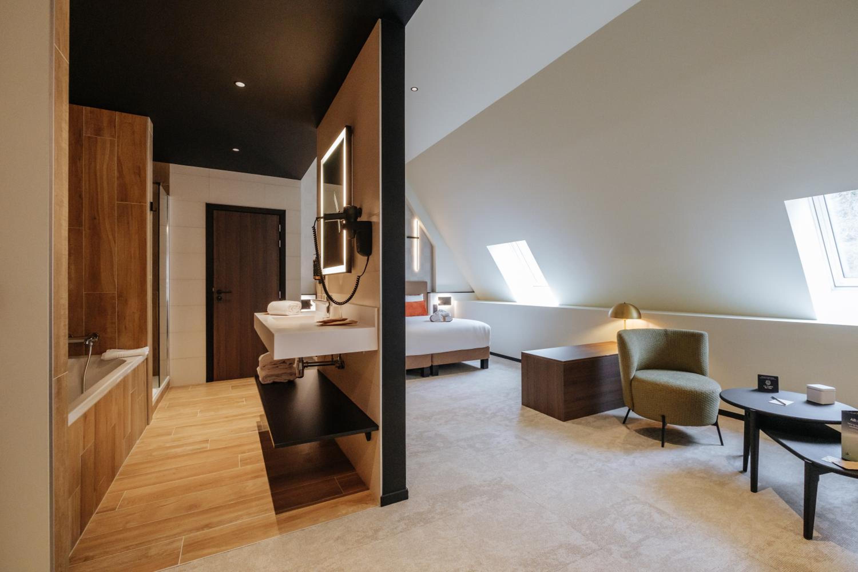 Junior King Suite with Balneo Bathtub and Citadel or River View - Photo 4