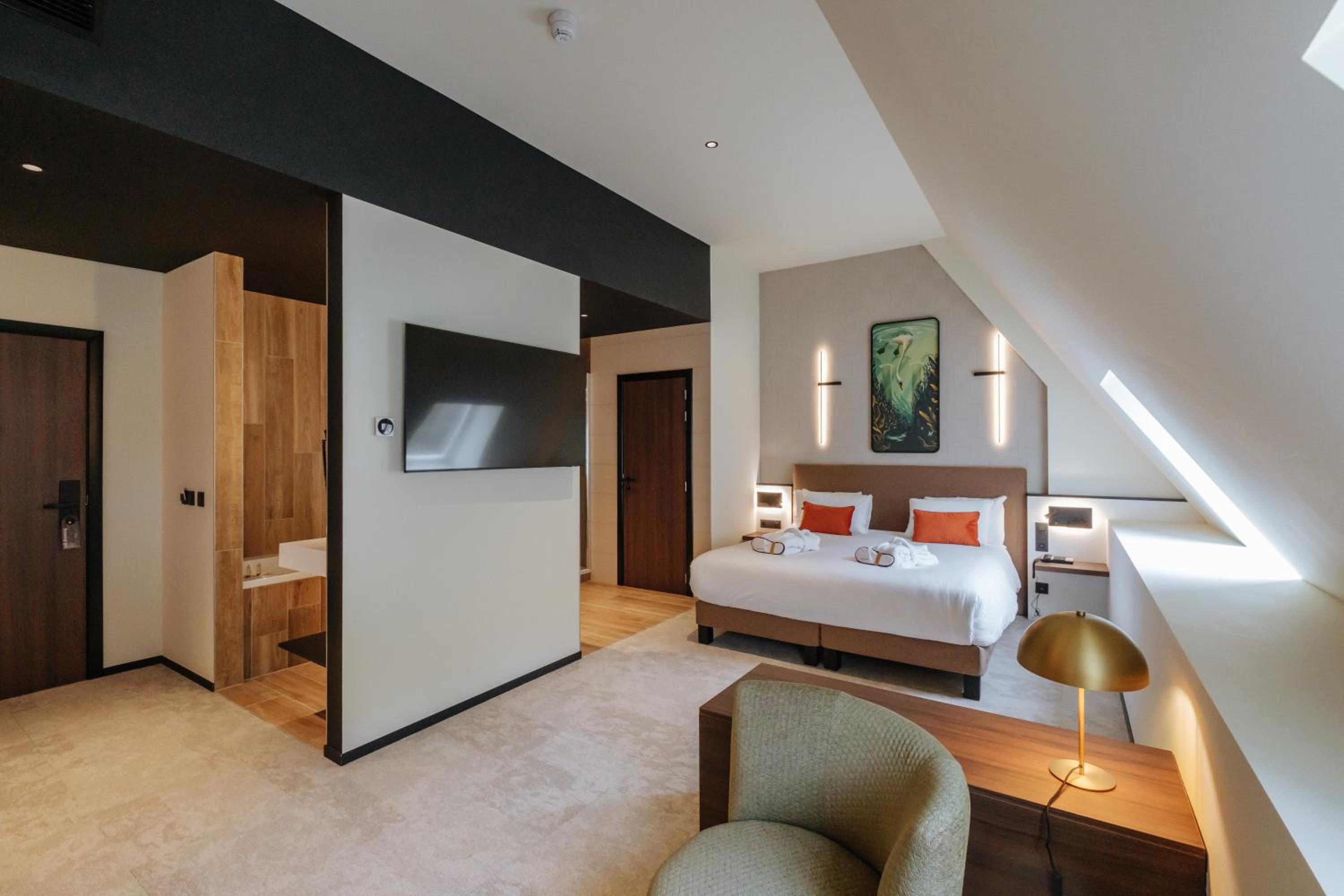 Junior King Suite with Balneo Bathtub and Citadel or River View - Photo 12