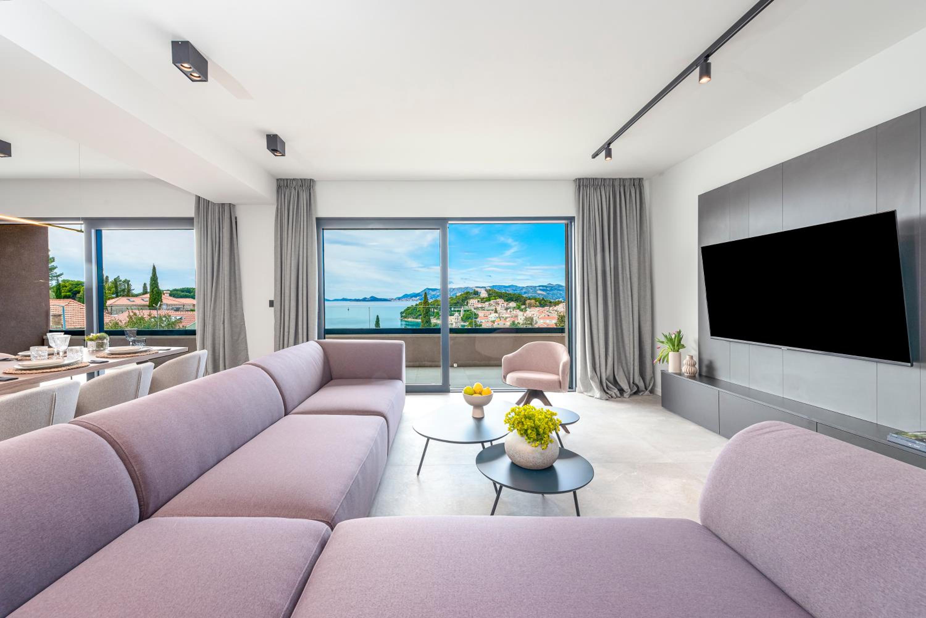 Penthouse Apartment with Balcony and Sea View