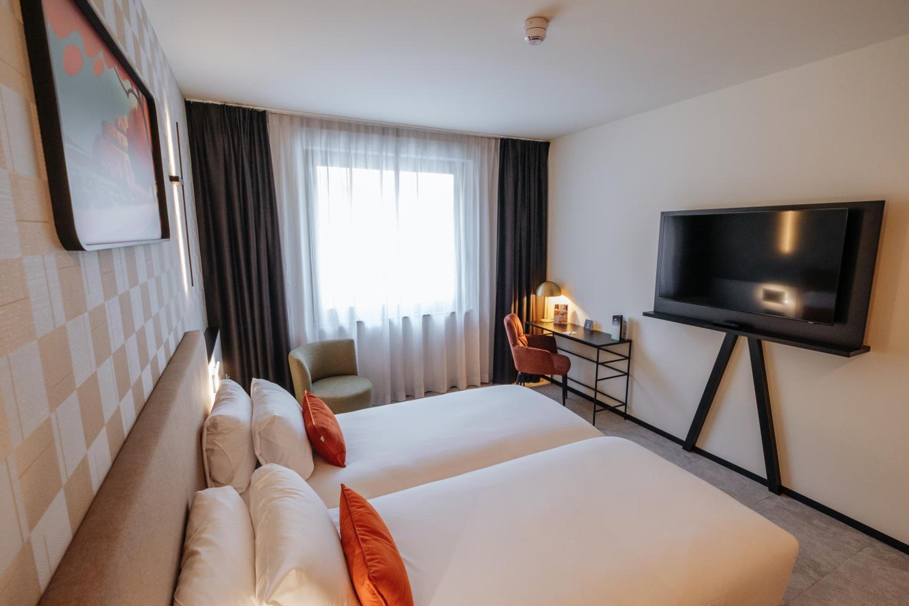 Classic Twin Room with Citadel View - Photo 6