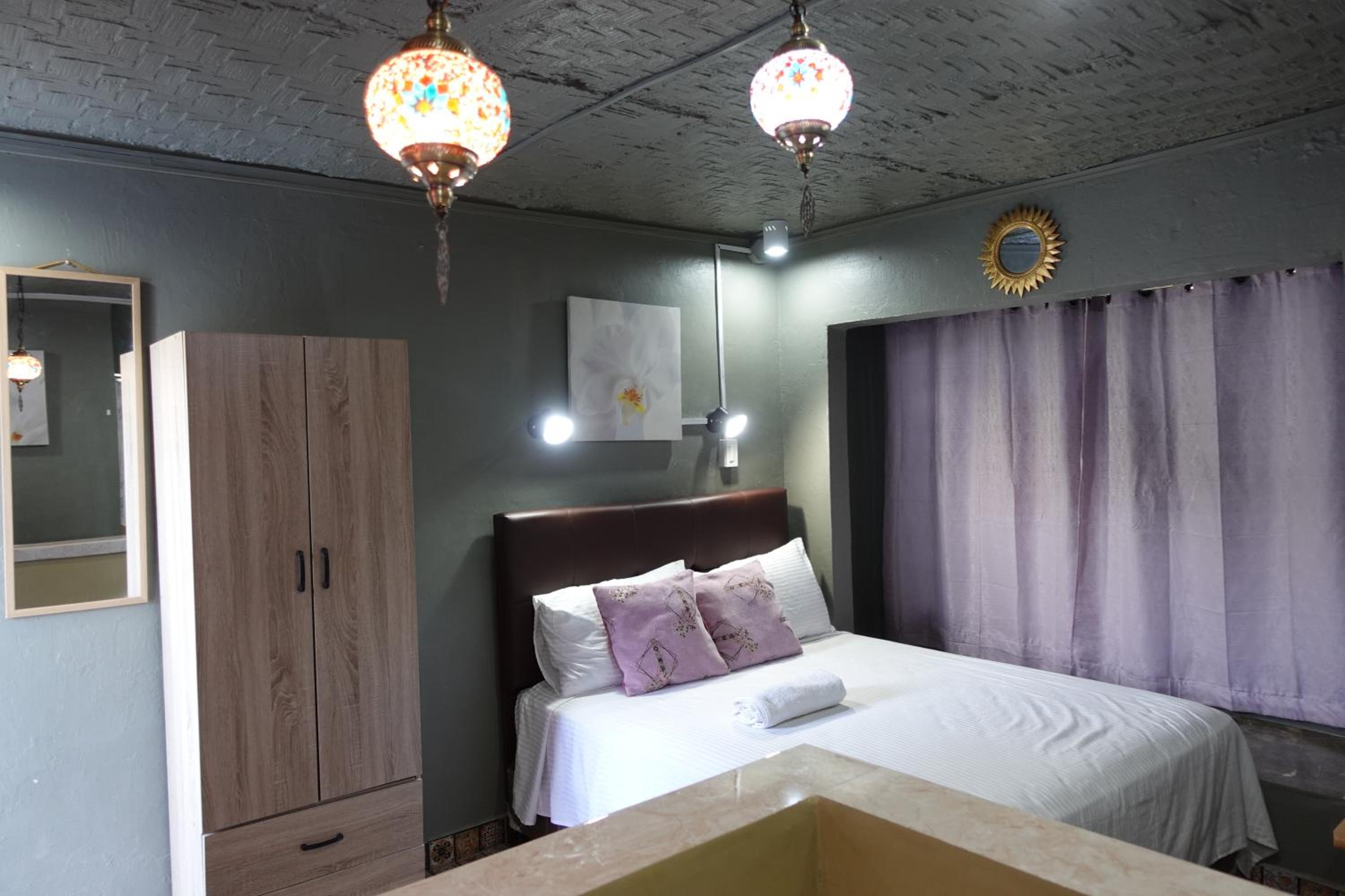 Double Room with Patio - Photo 6