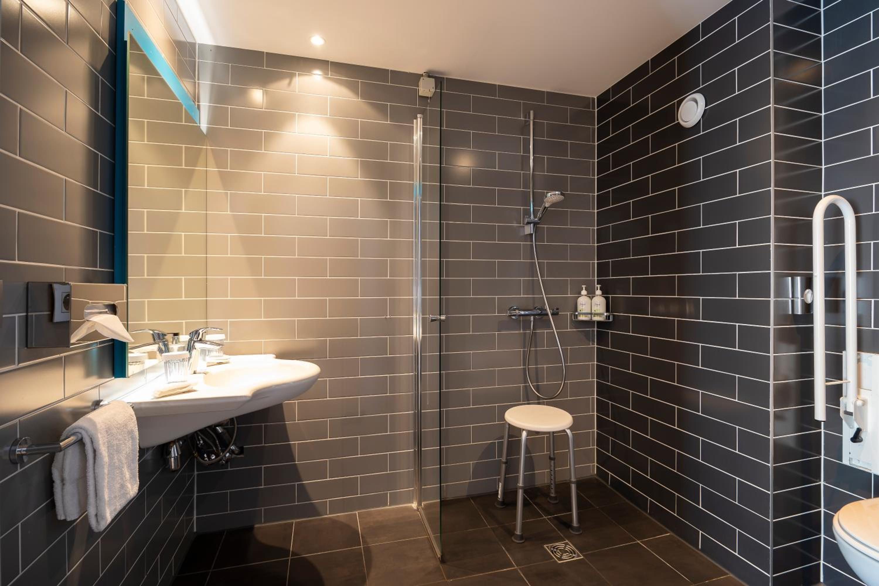 Standard Double Room - Mobility Access - Photo 3