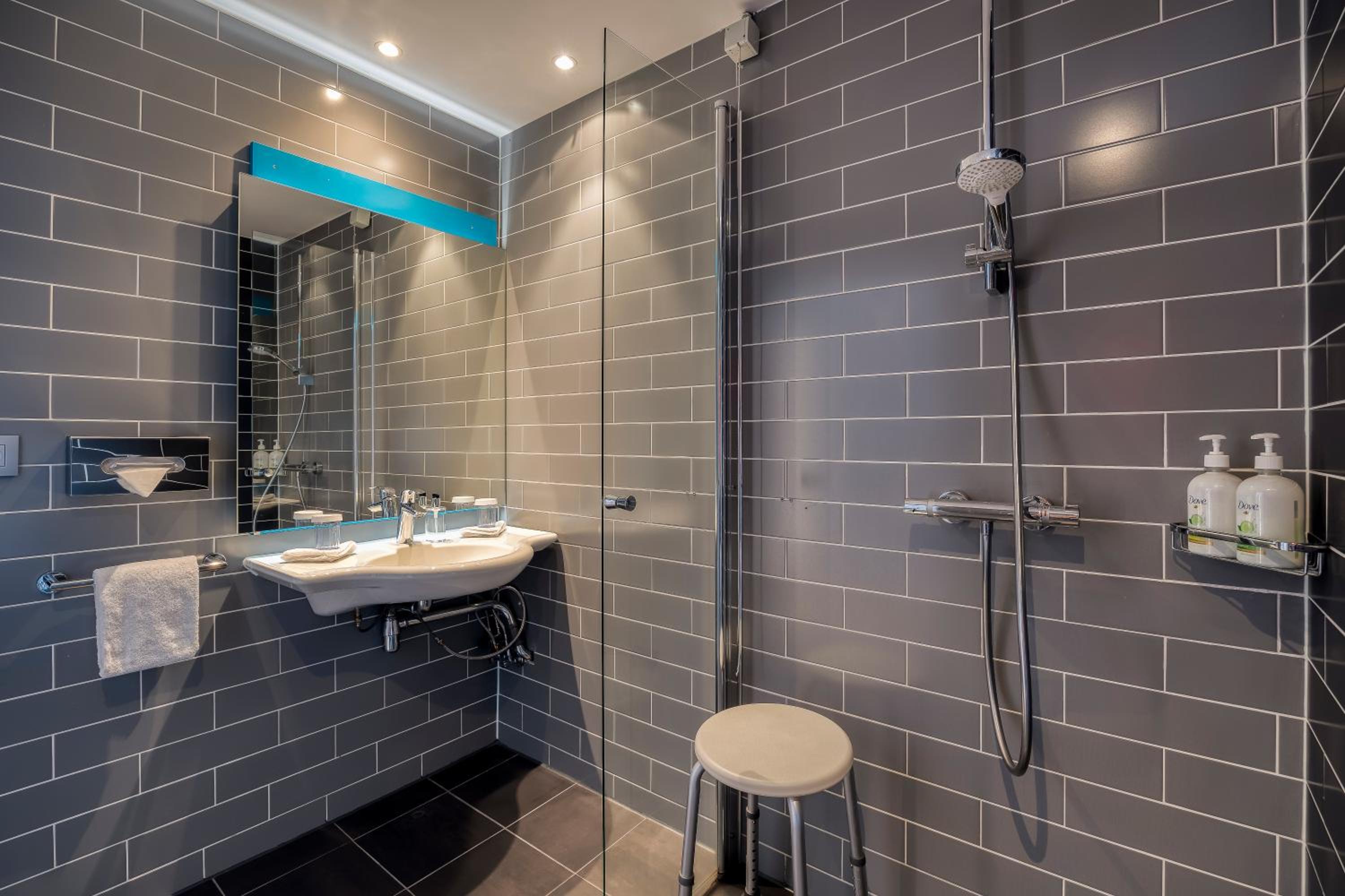 Standard Double Room - Mobility Access - Photo 4