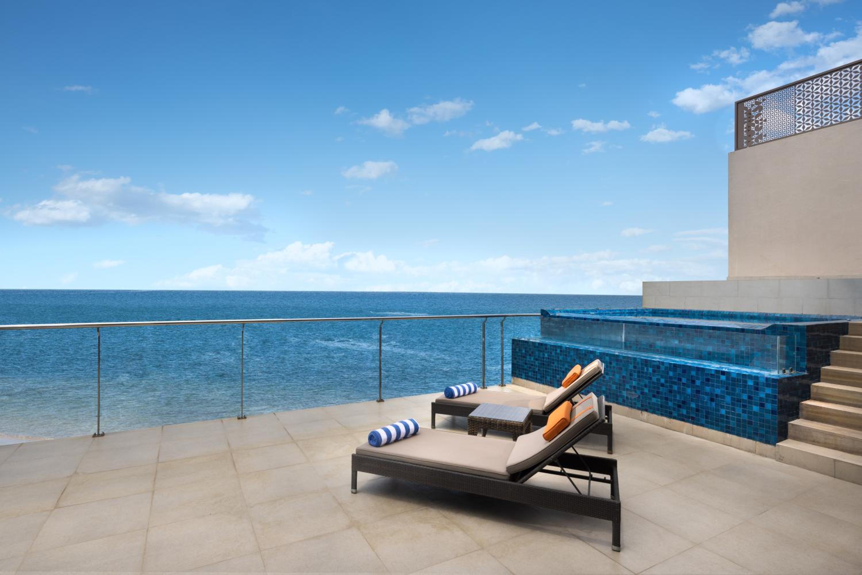 Presidential Suite – 1 King 2 Twin Ocean