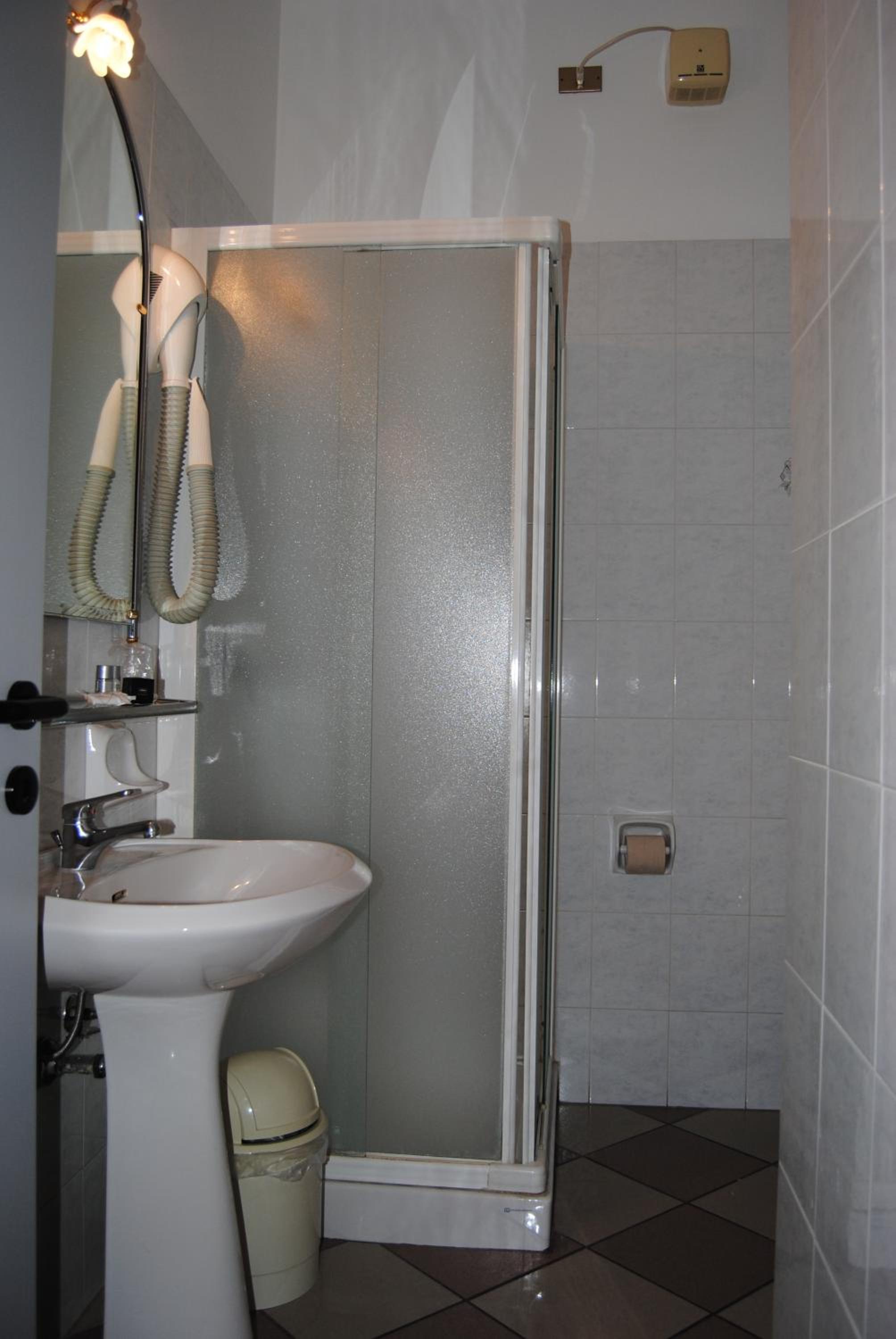 Economy Double Room - Photo 3
