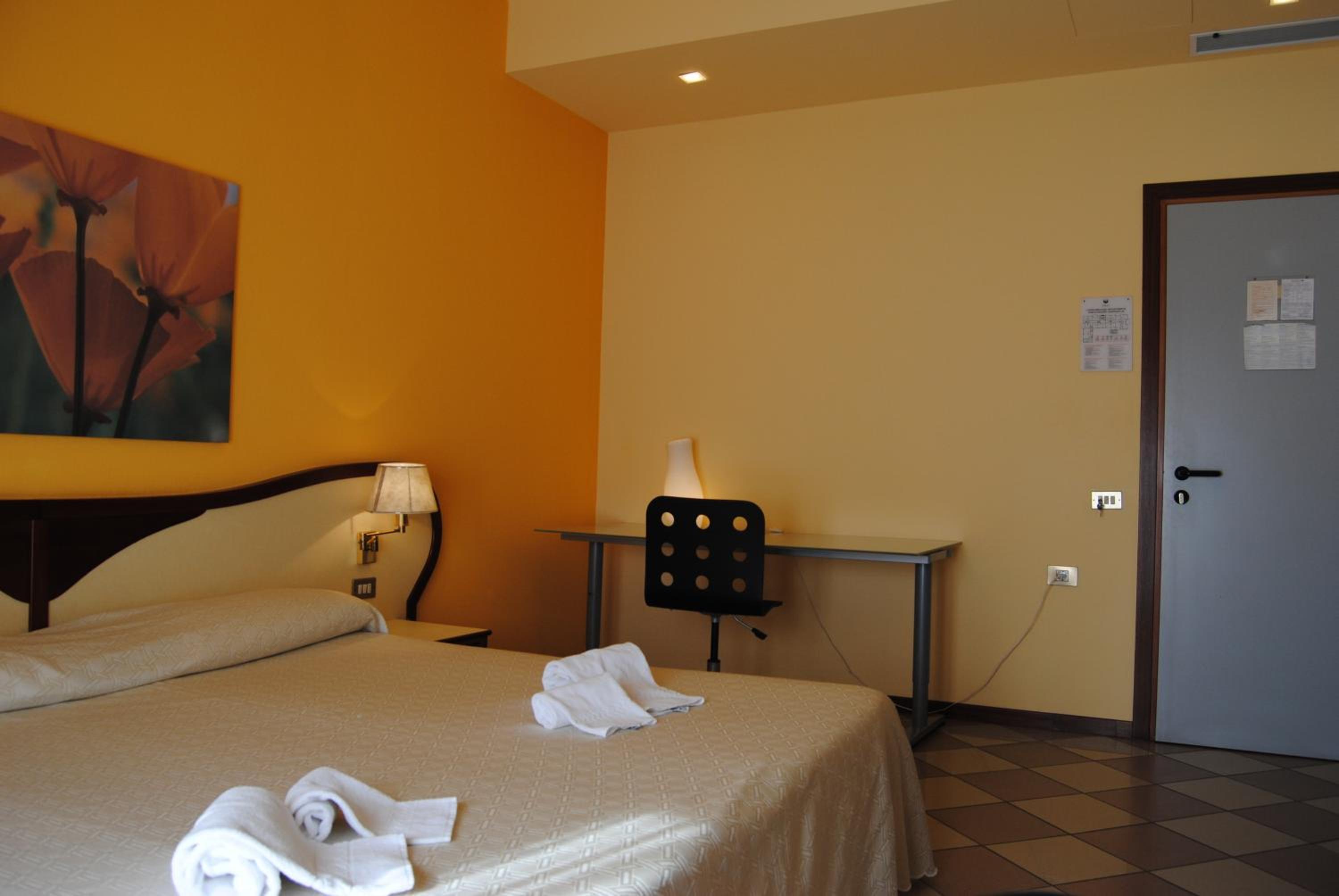 Standard Double or Twin Room photo 1