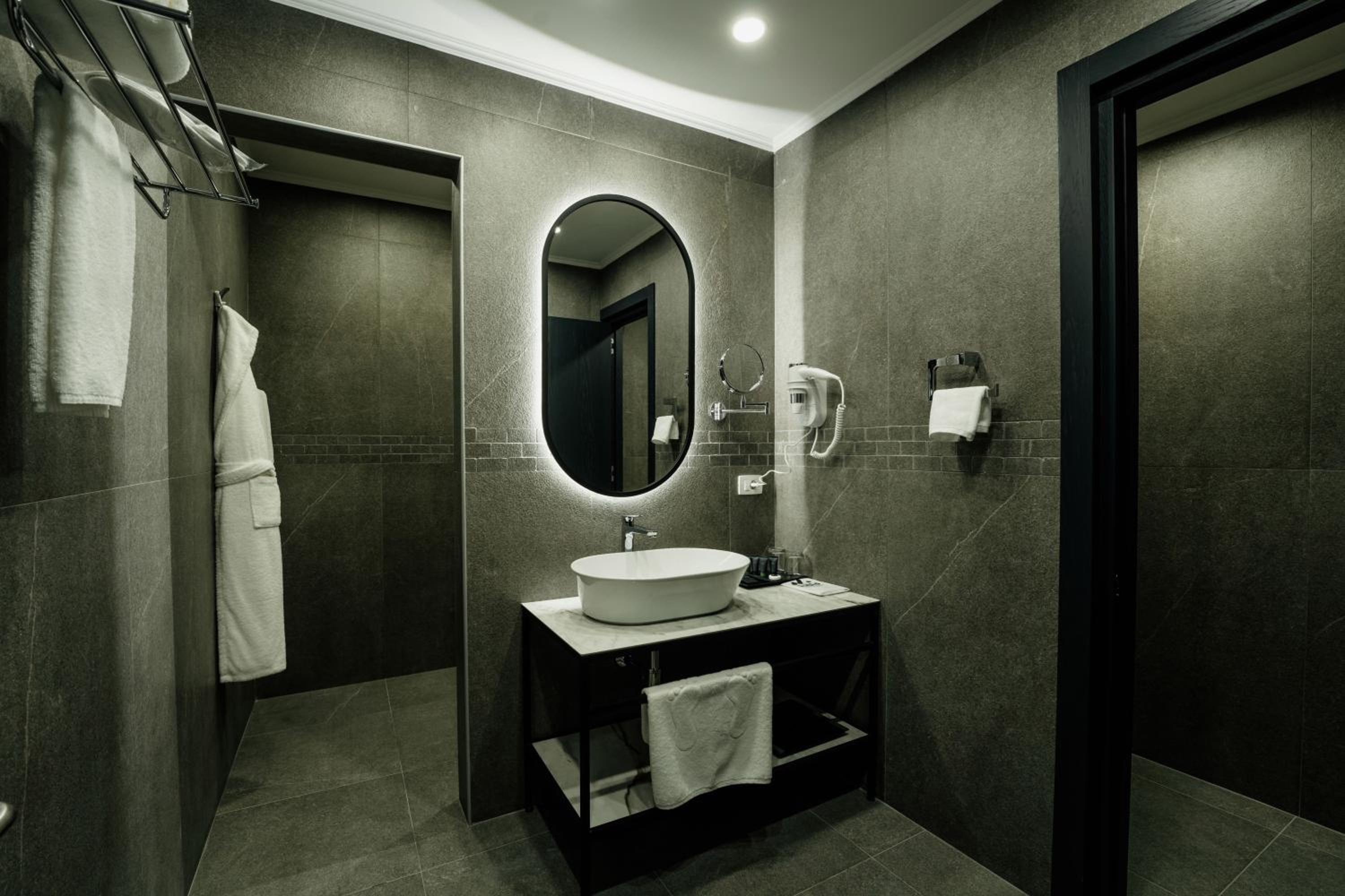 Deluxe Double Room with Balcony photo 3