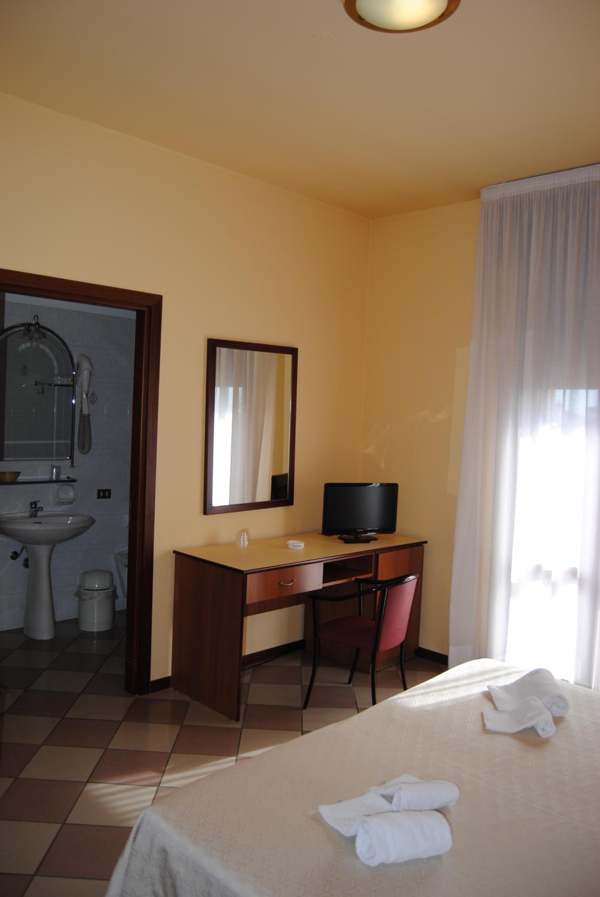 Standard Double or Twin Room photo 2