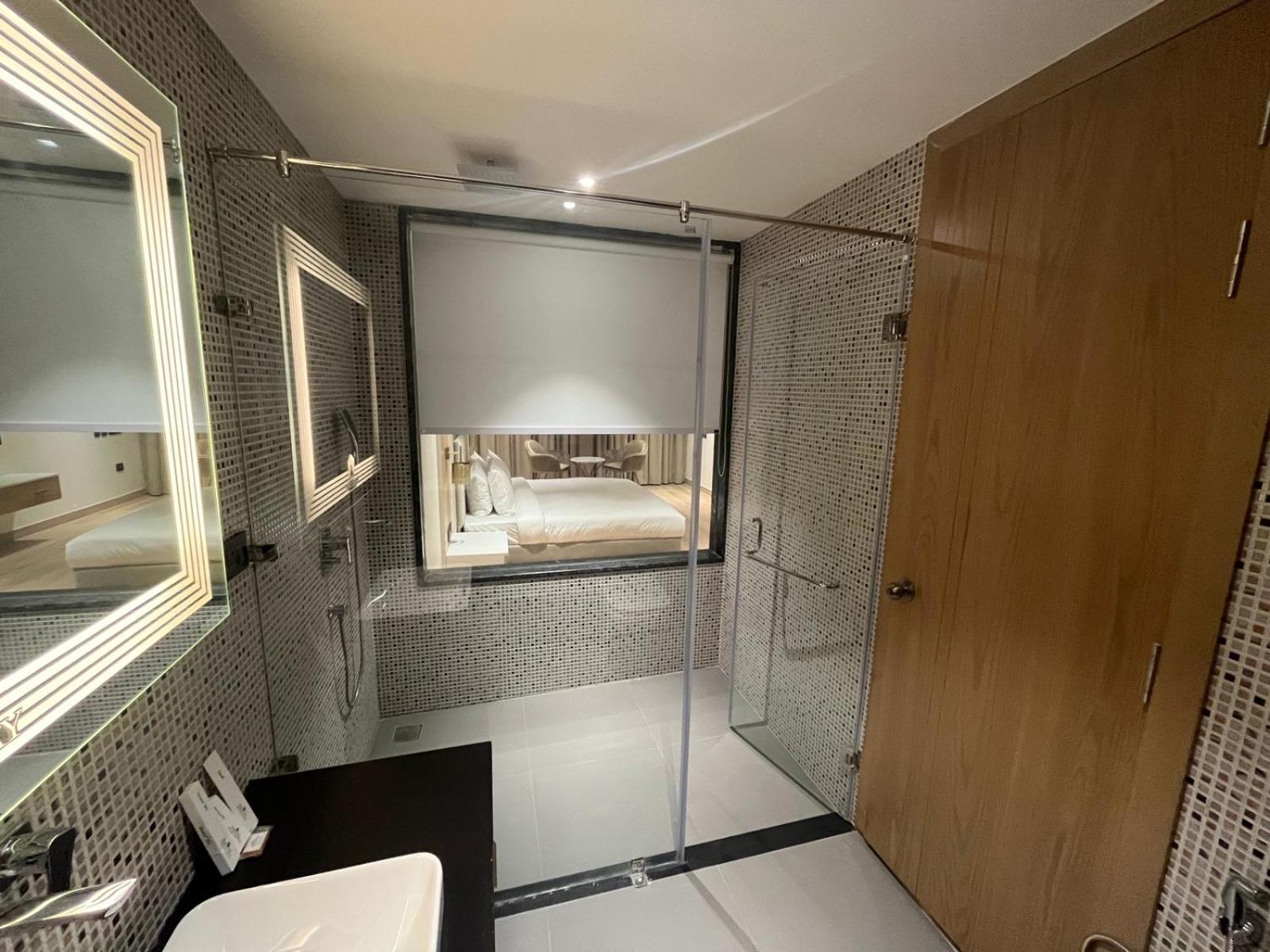 Deluxe King Room - Photo 2