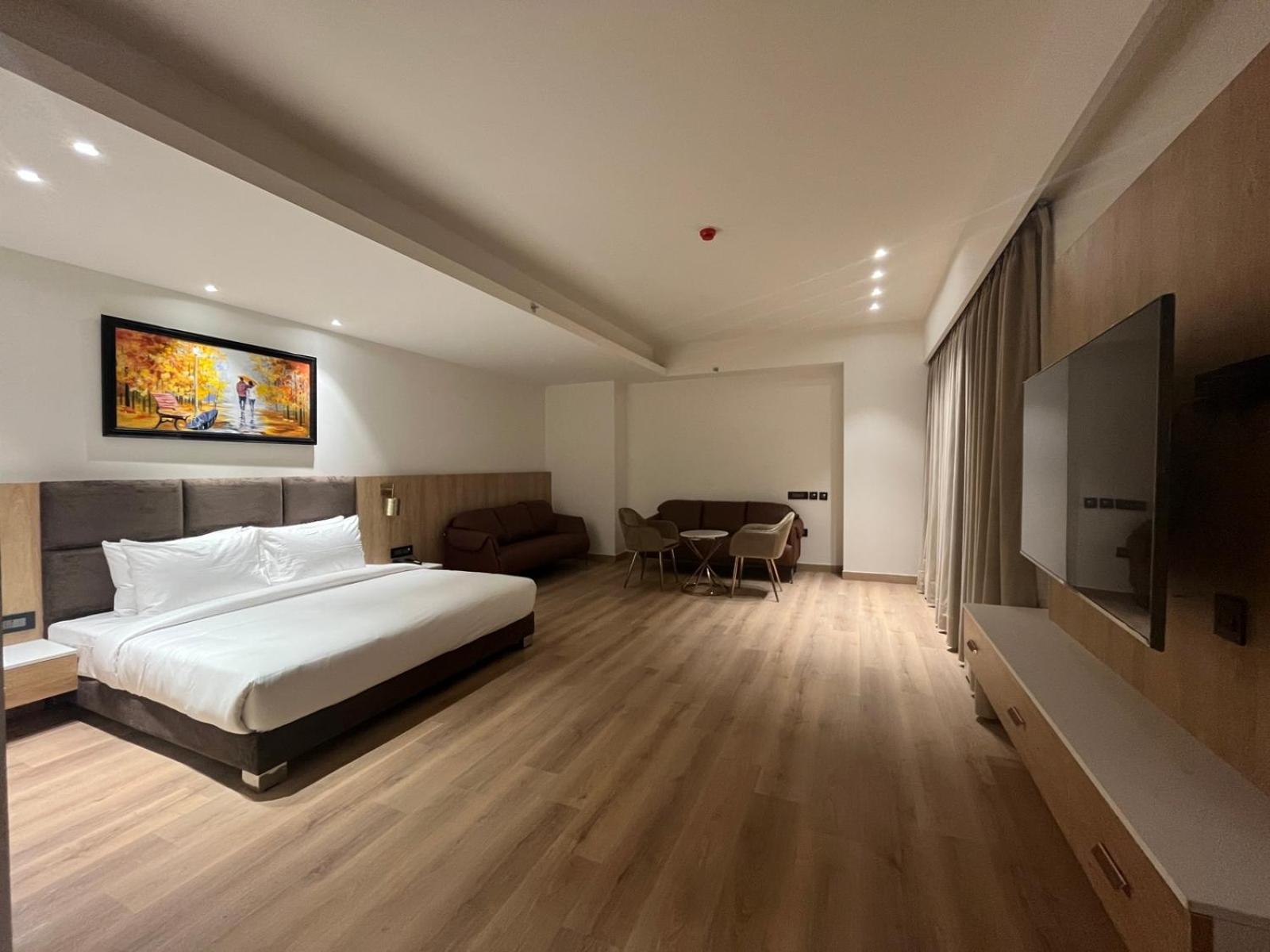 Deluxe King Room - Photo 12