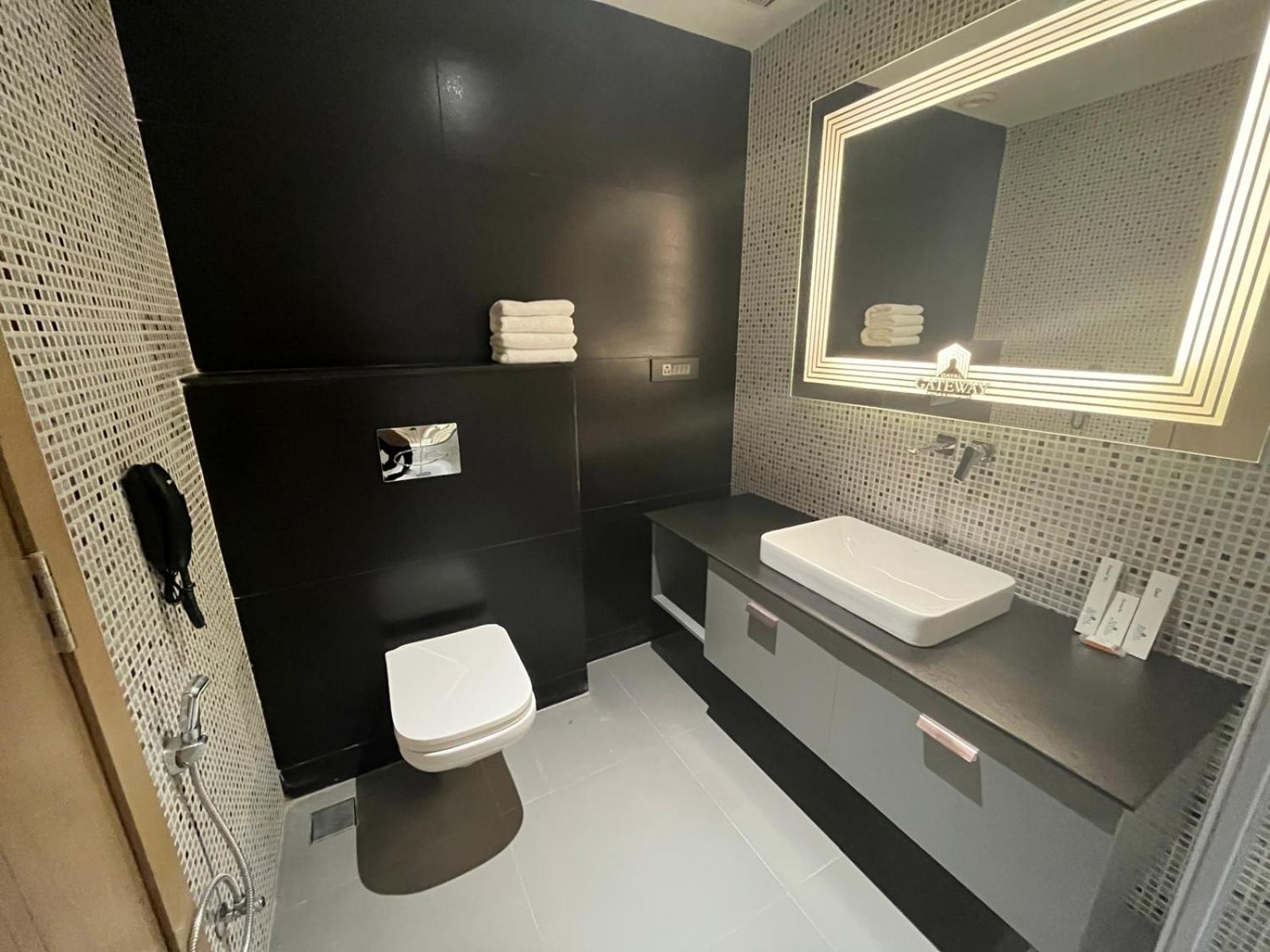 Deluxe King Room - Photo 14