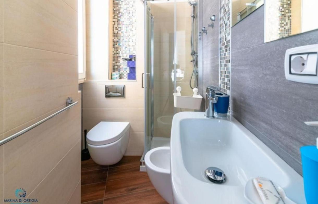Deluxe Double Room with Balcony - Photo 3