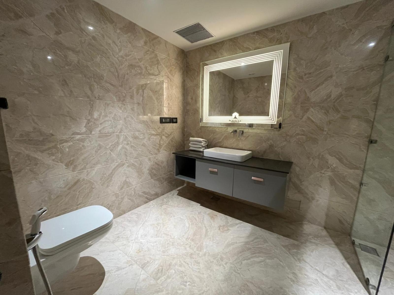 Deluxe King Room - Photo 13