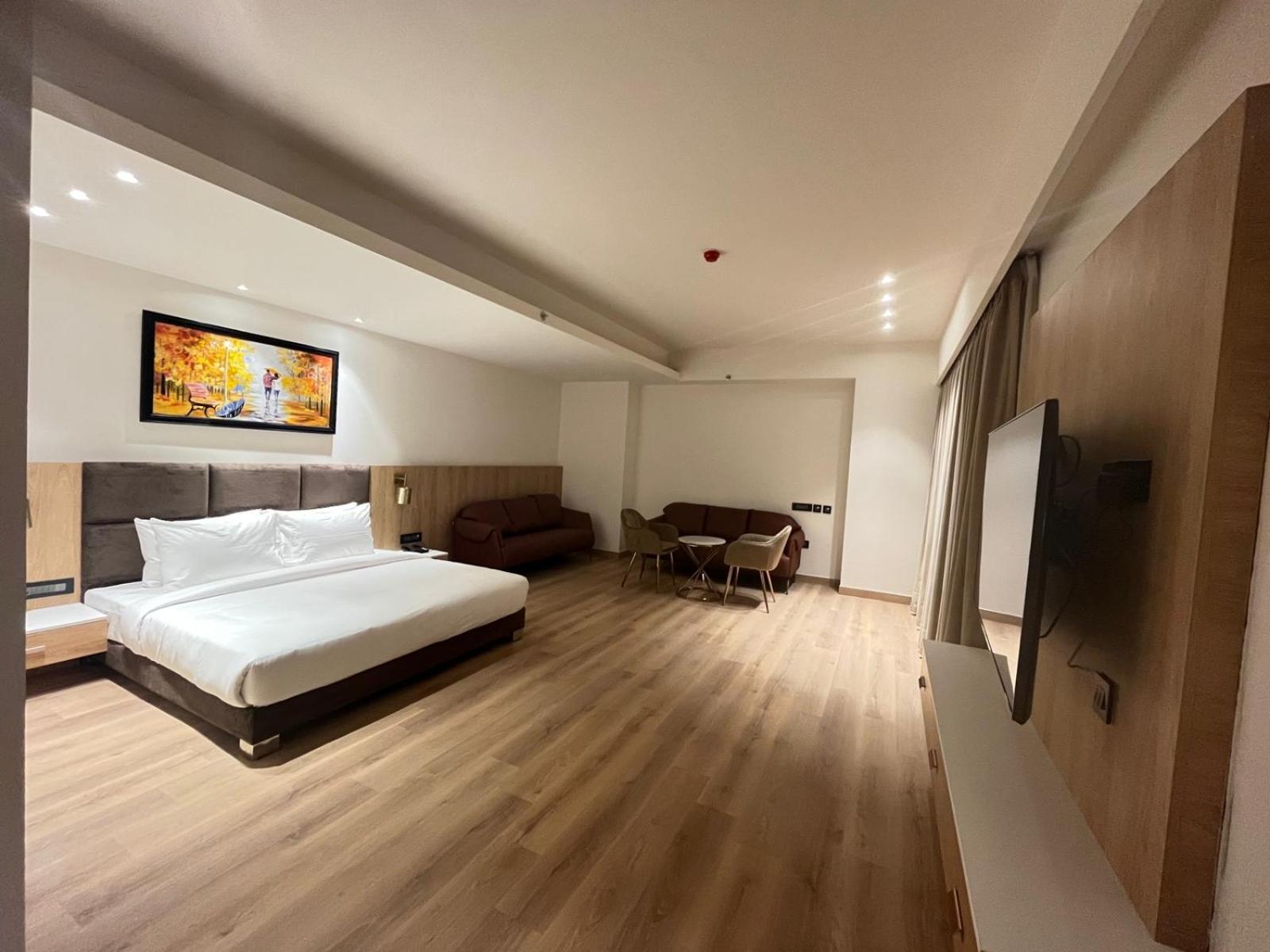 Deluxe King Room - Photo 3