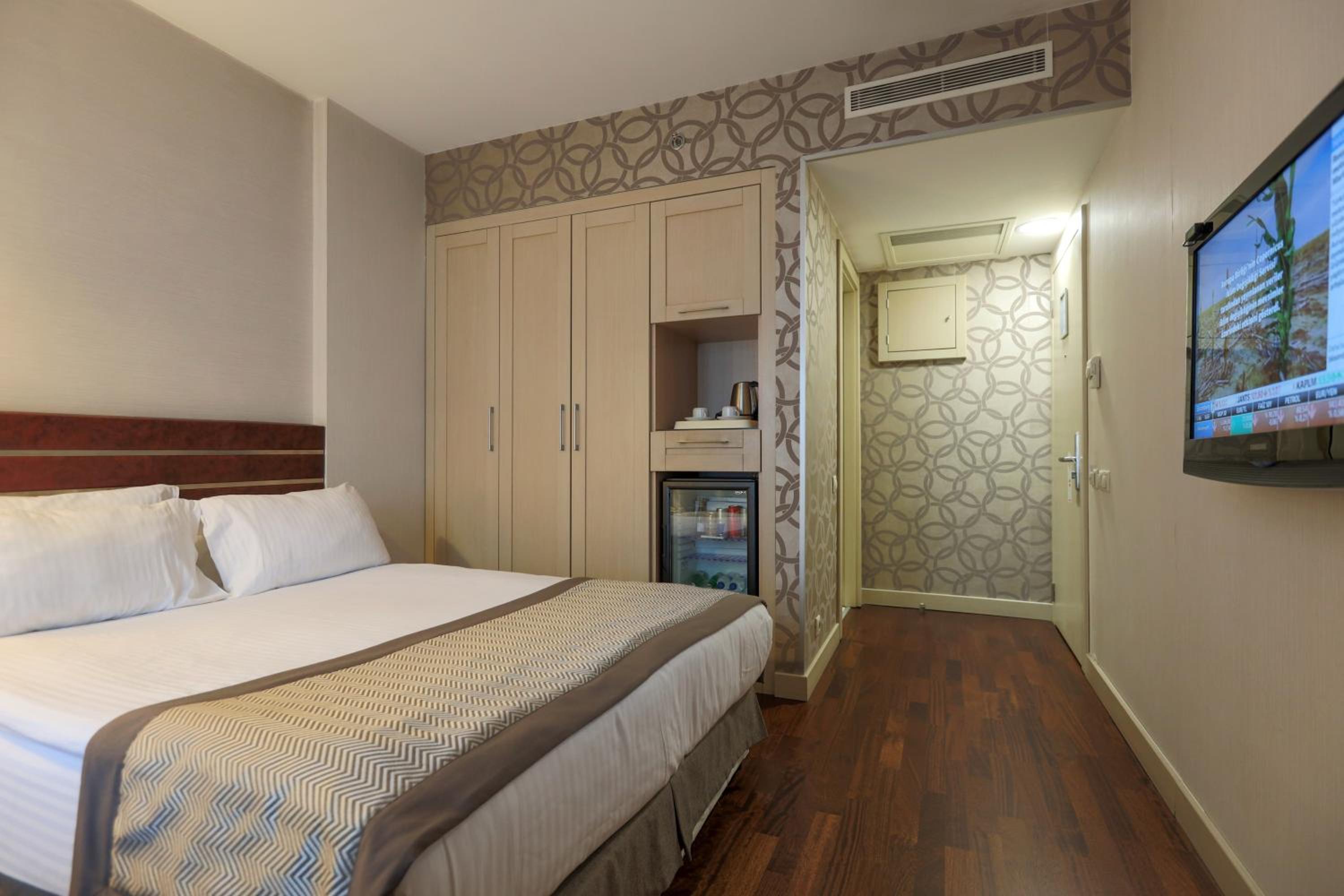 Standard Double or Twin Room photo 1