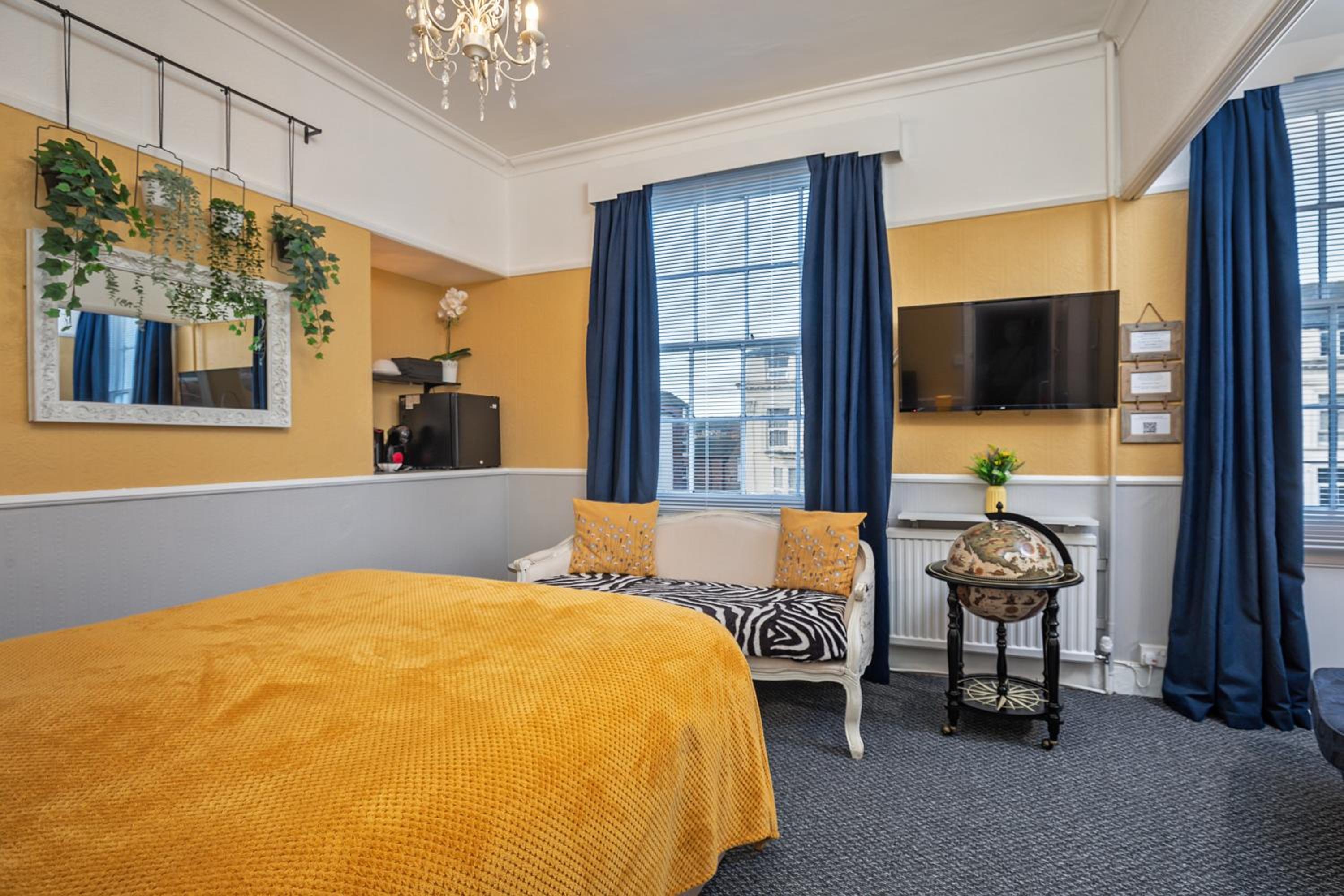 Large Double Room - Photo 1
