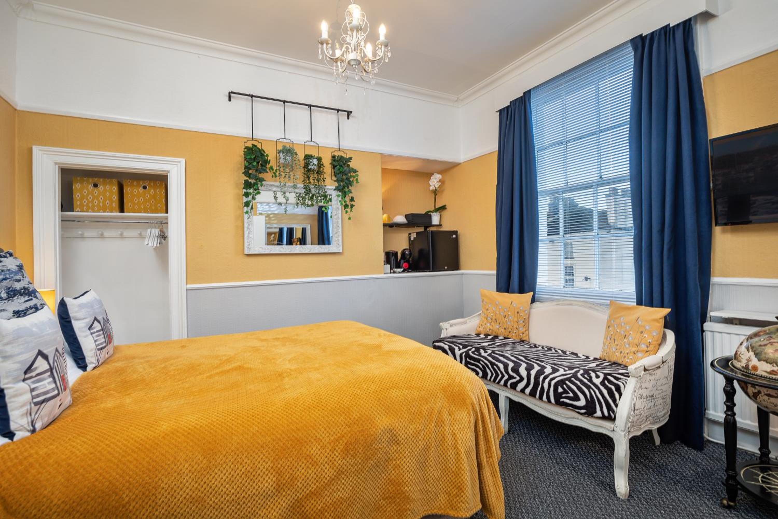 Large Double Room - Photo 5
