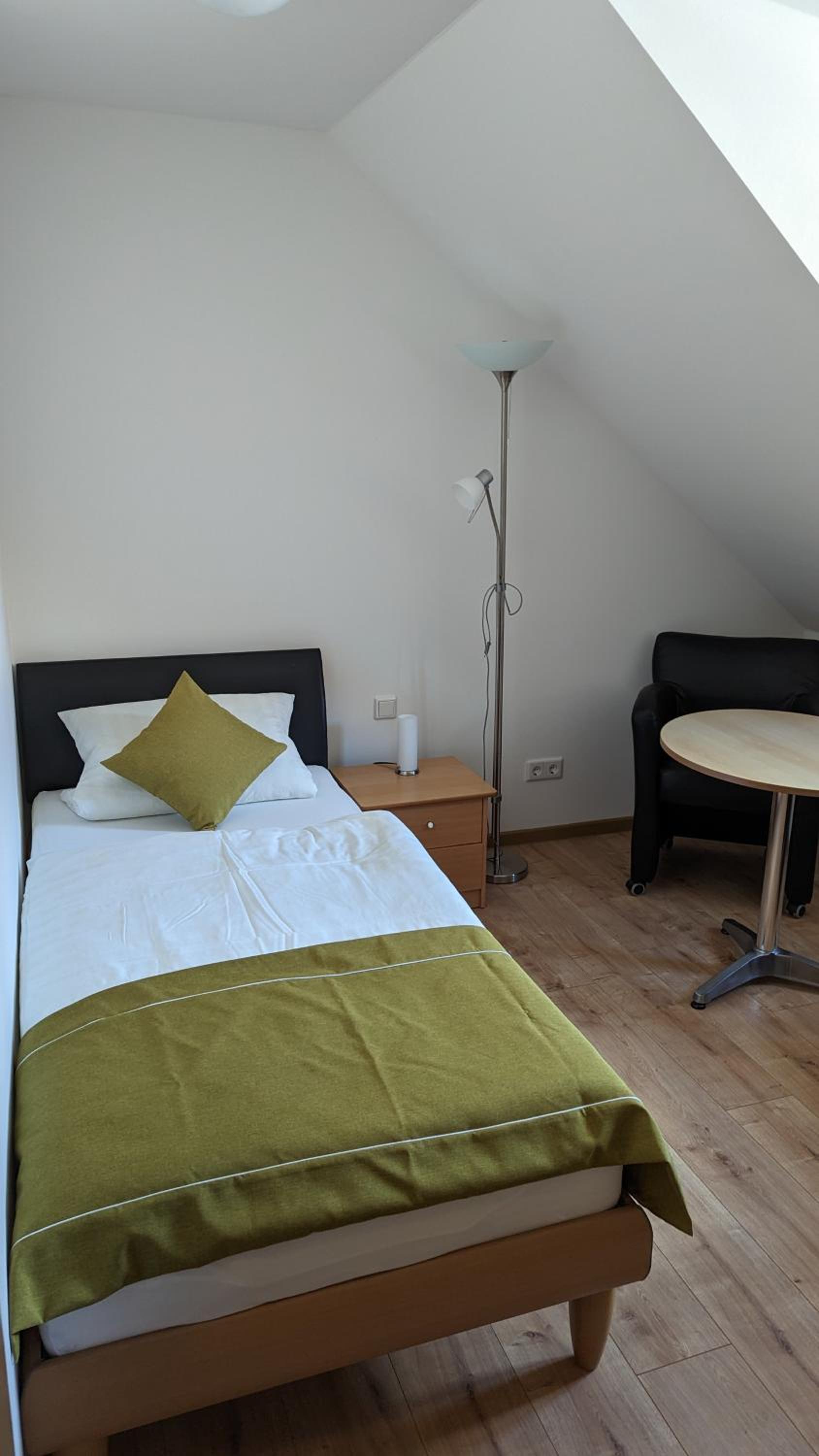 Economy Twin Room photo 3
