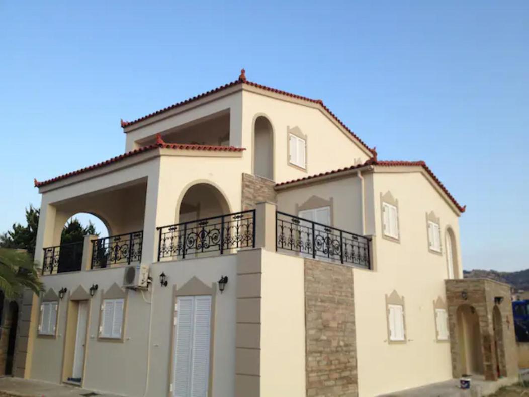Three-Bedroom House photo 3