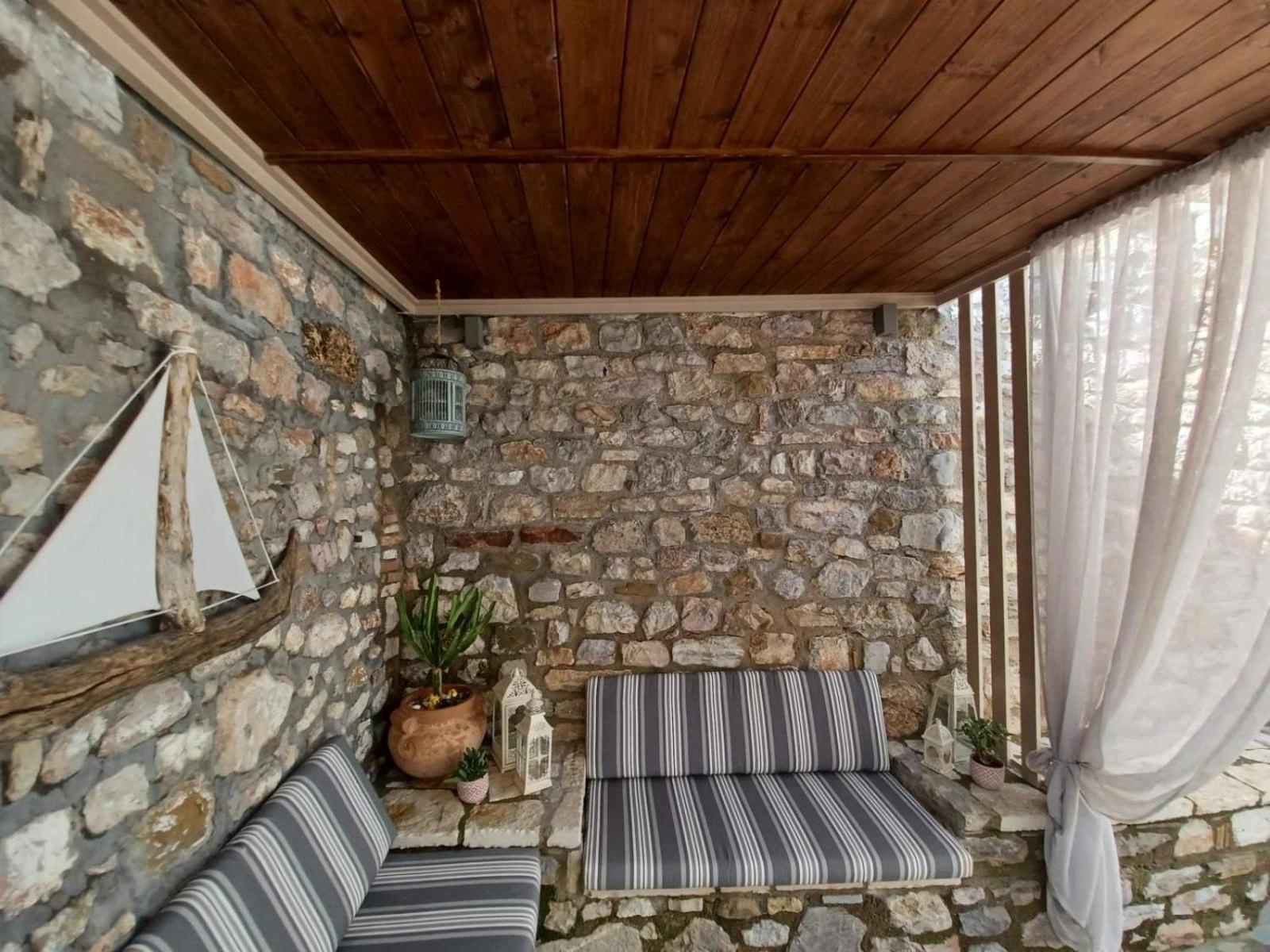 Studio Apartment - Photo 22