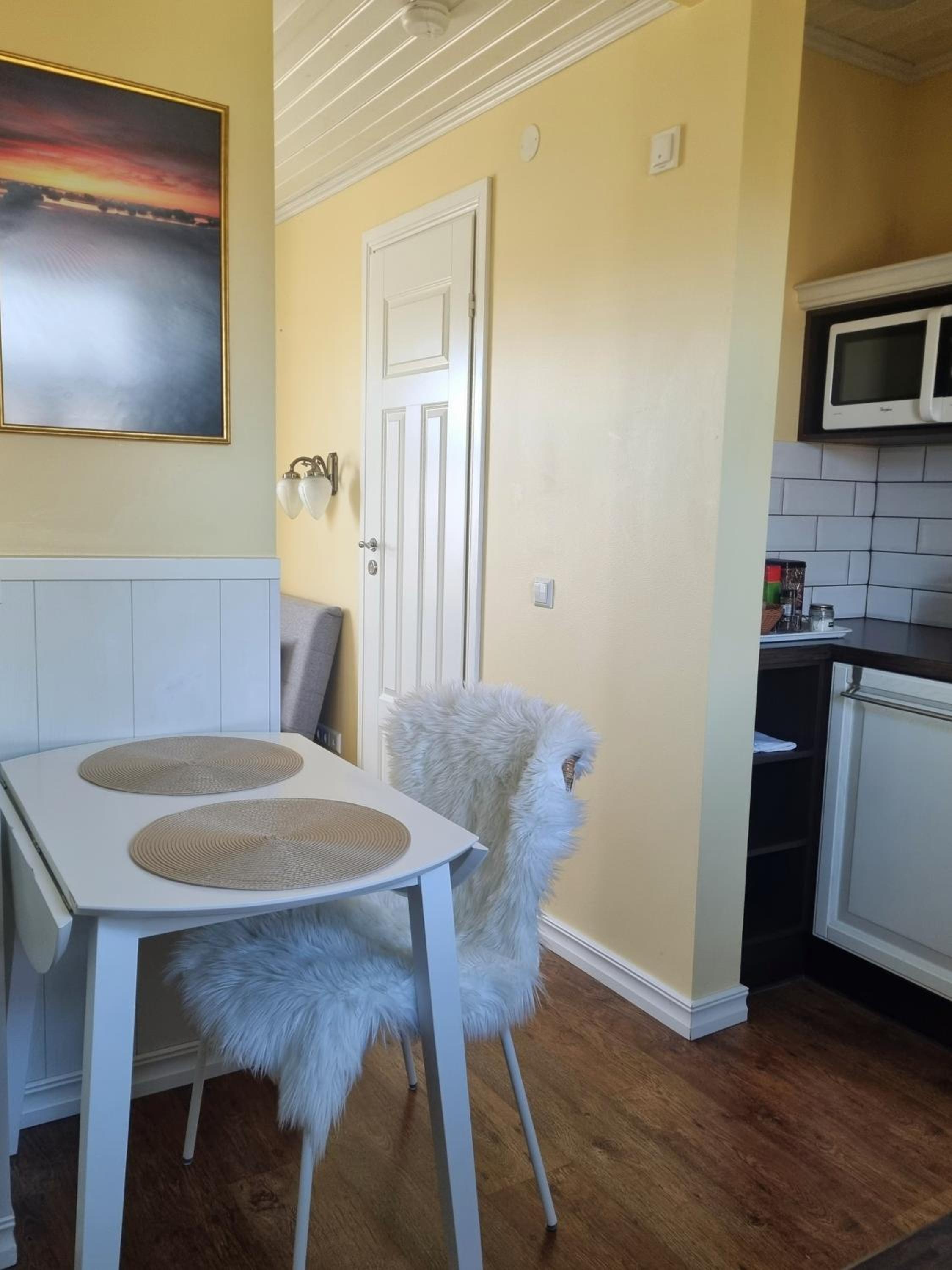 One-Bedroom Apartment with Lake View photo 2