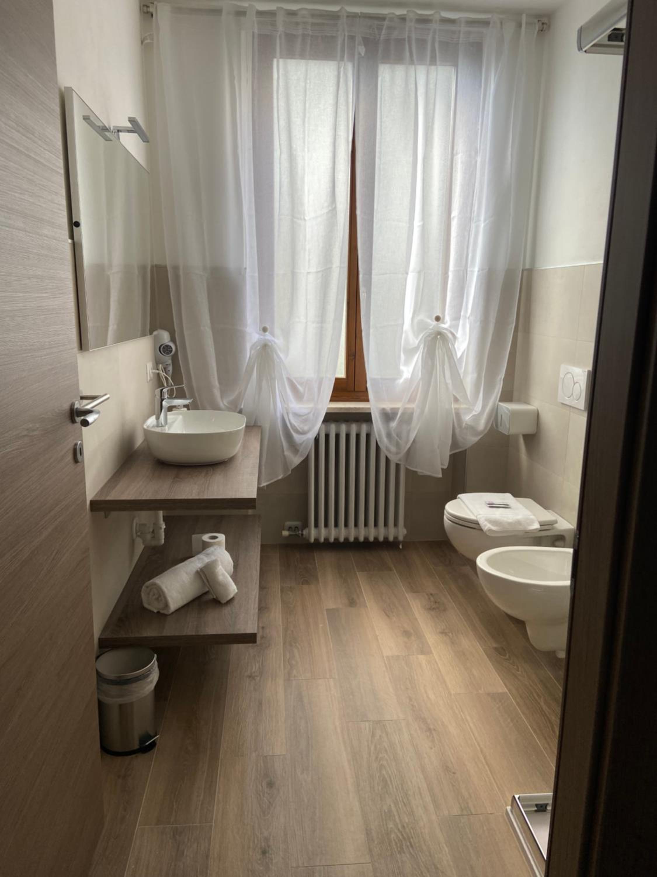 Double Room with Private Bathroom - Photo 11
