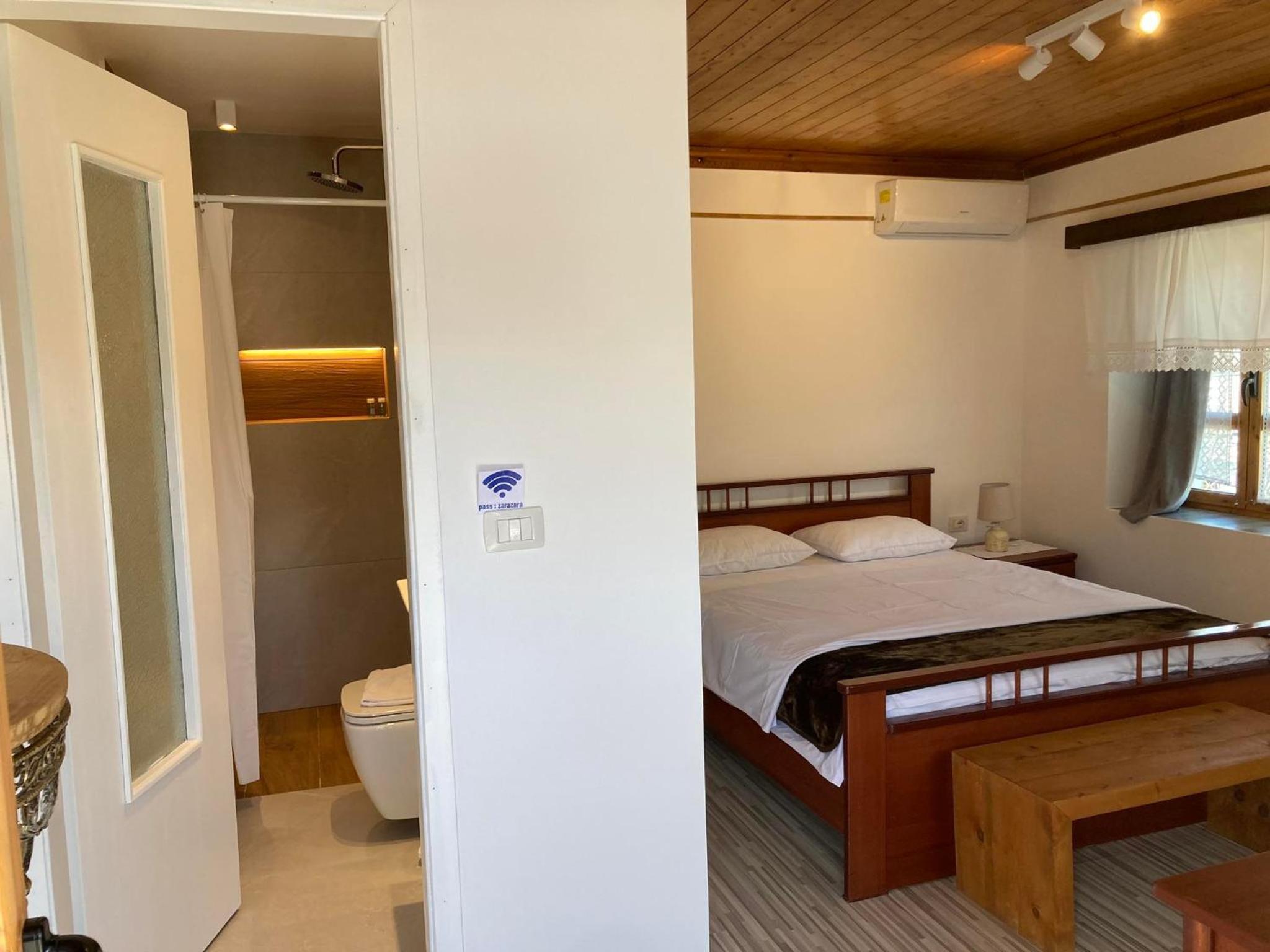 Deluxe Double Room with Balcony photo 3
