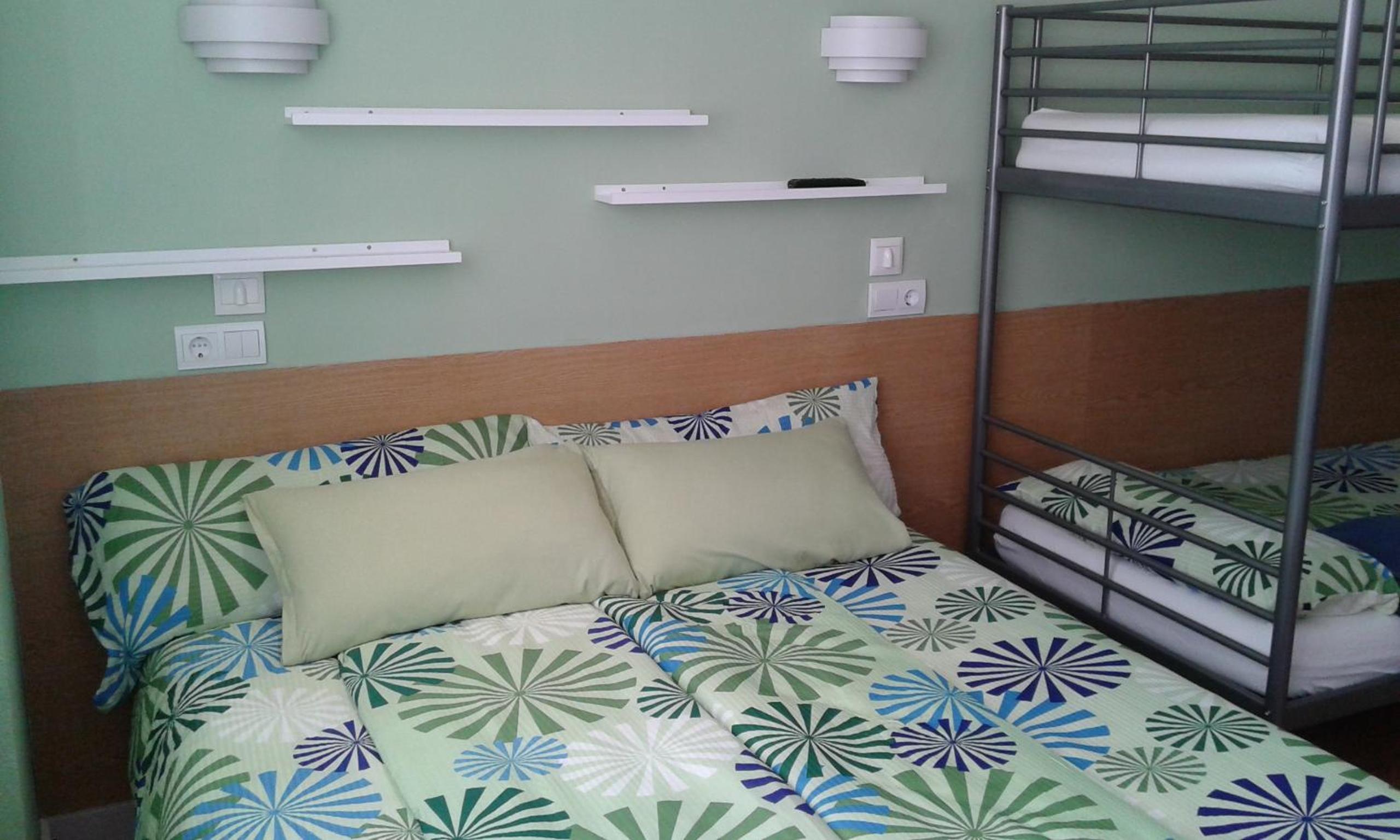 Habitación familiar clásica con baño compartido