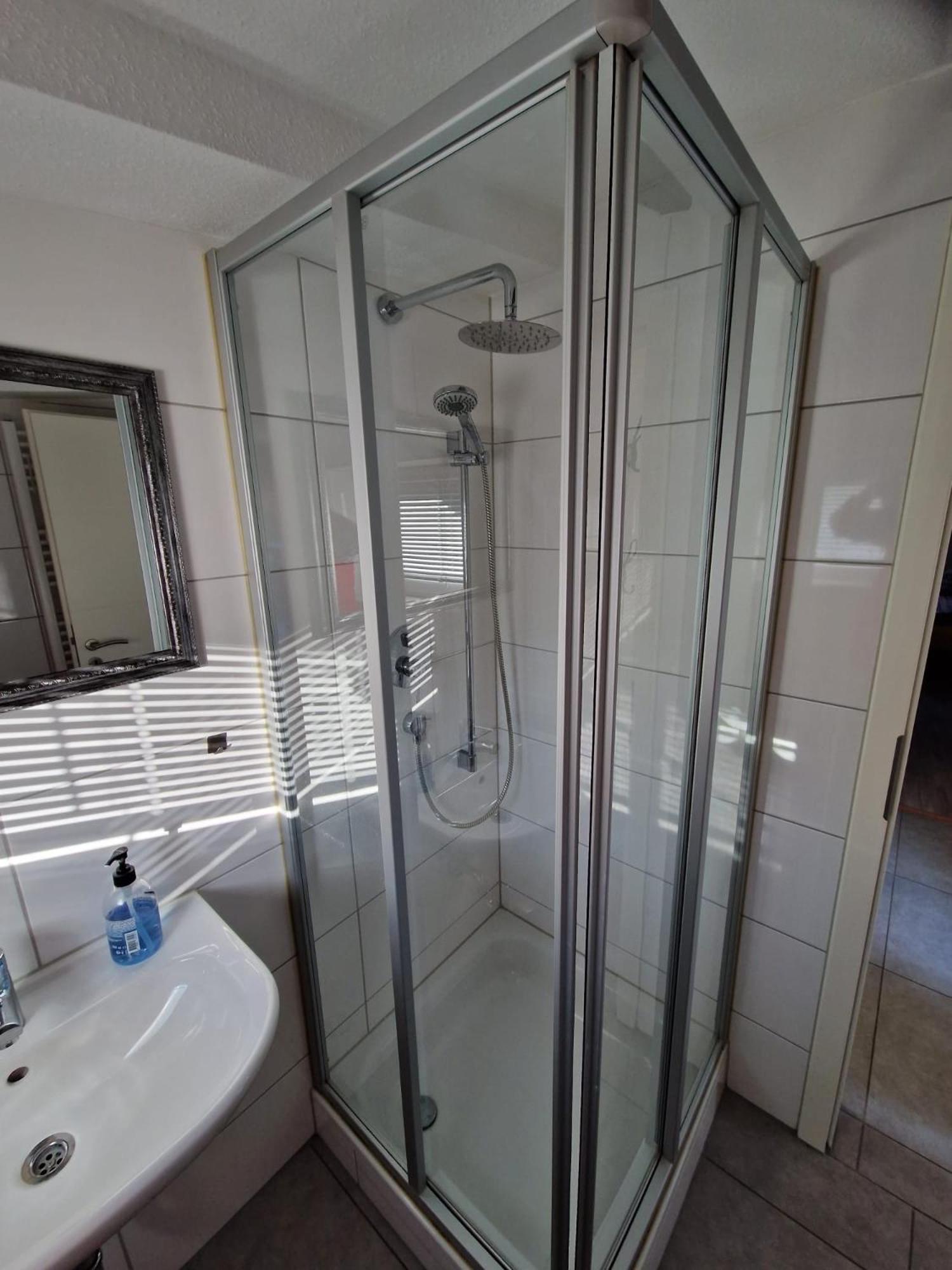 Budget Double Room - Photo 15