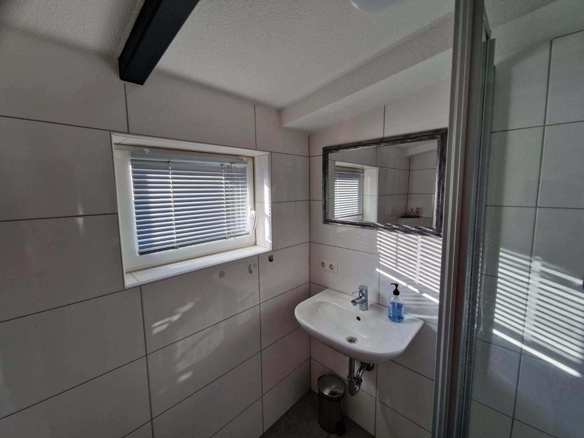Budget Double Room - Photo 8
