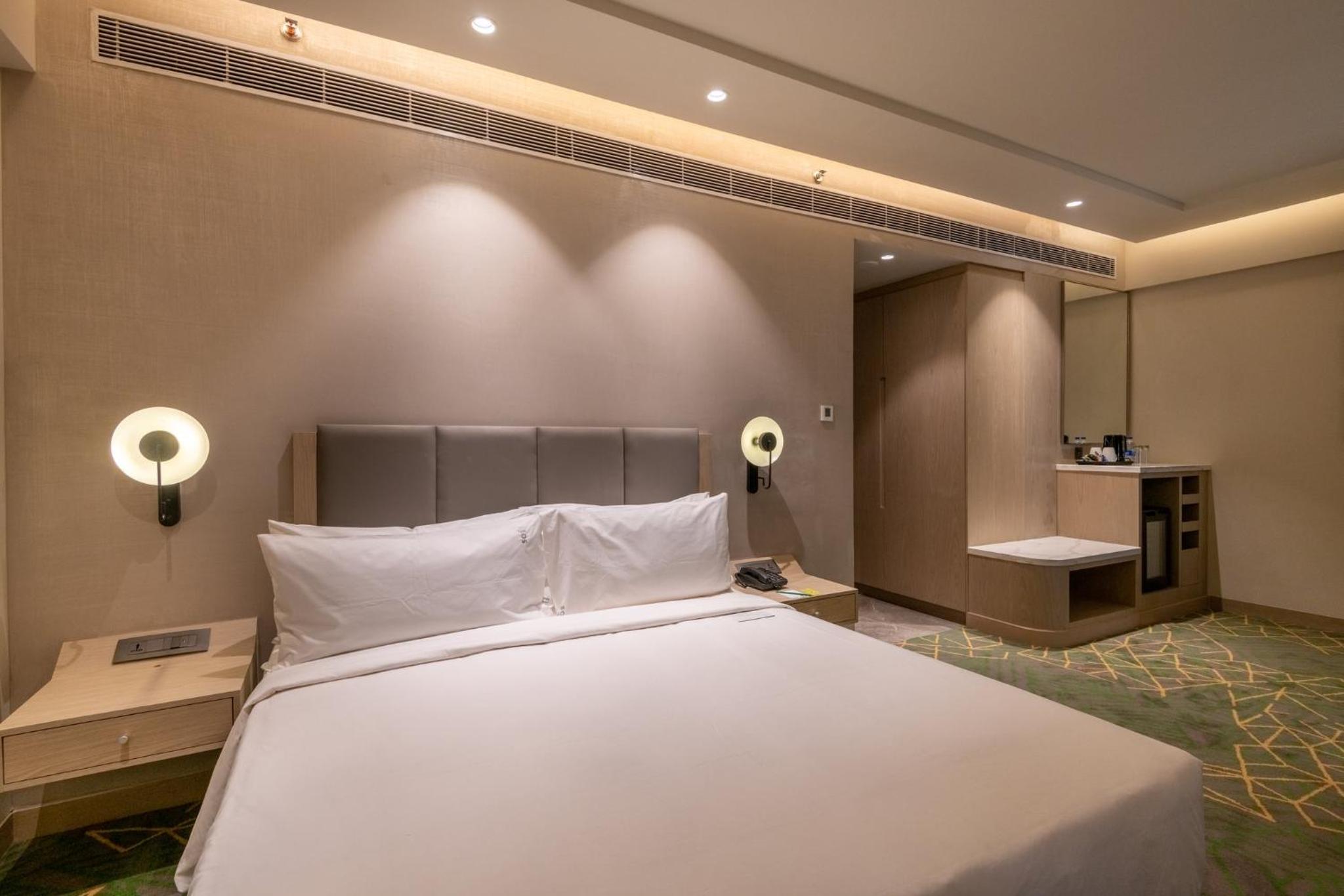 Standard King Room - Photo 9