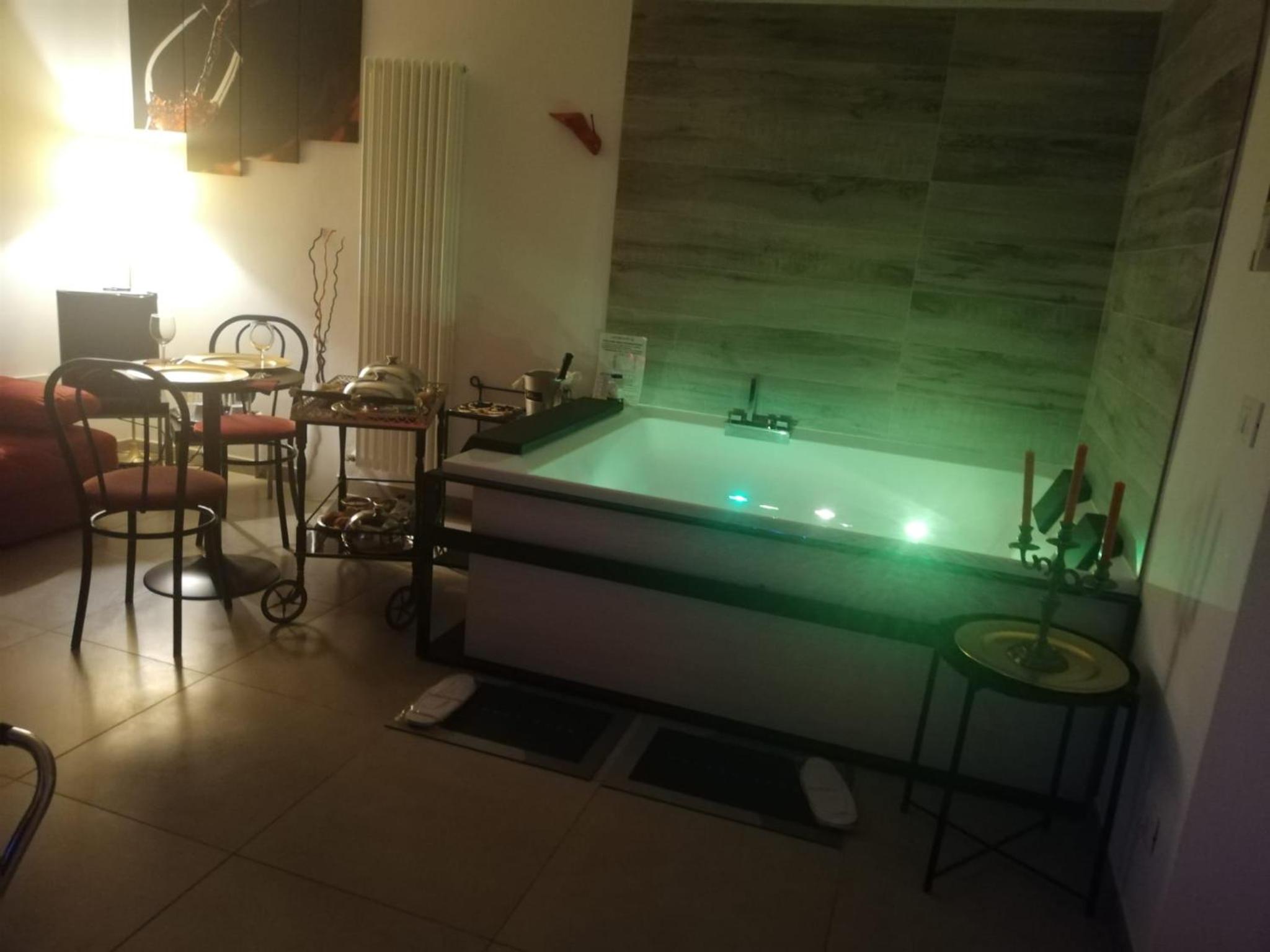 Suite with Hot Tub photo 2