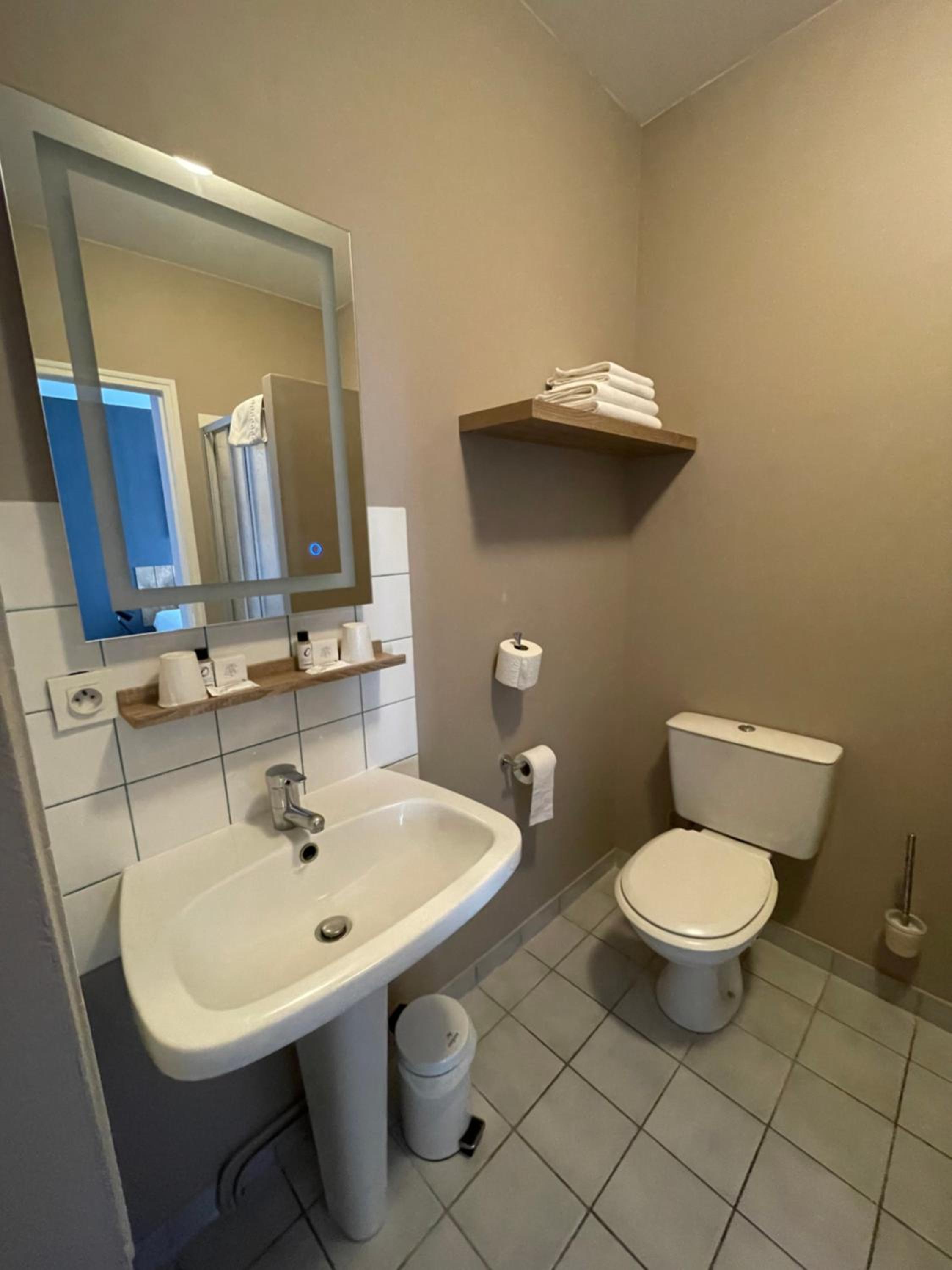 Standard Double or Twin Room - Photo 2