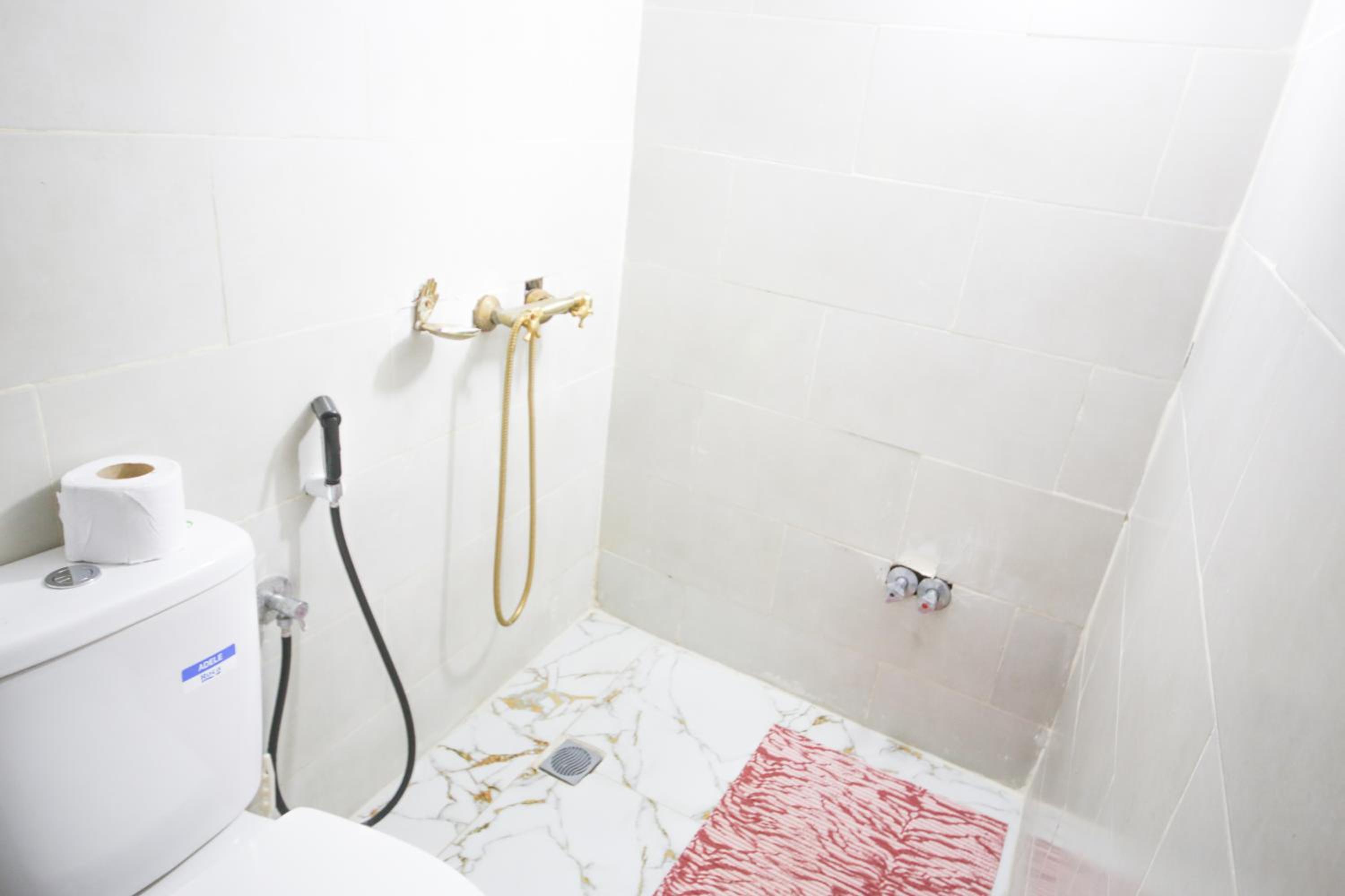 Family Room with Private Bathroom - Photo 9
