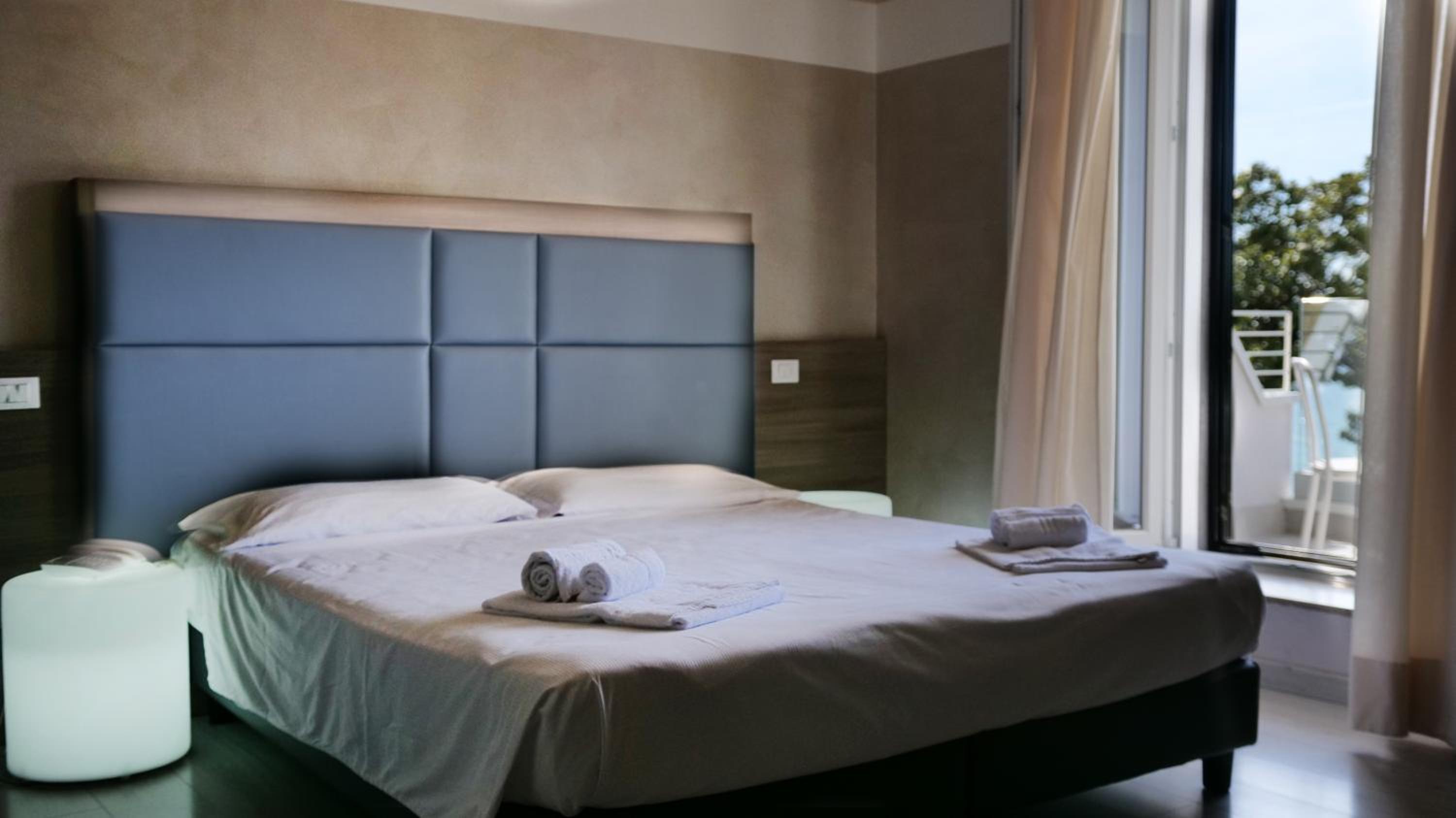 Double Room with Balcony and Lake View