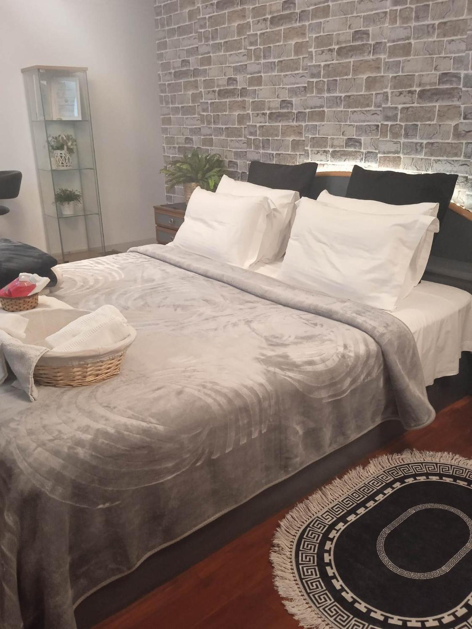 Studio Apartment photo 1